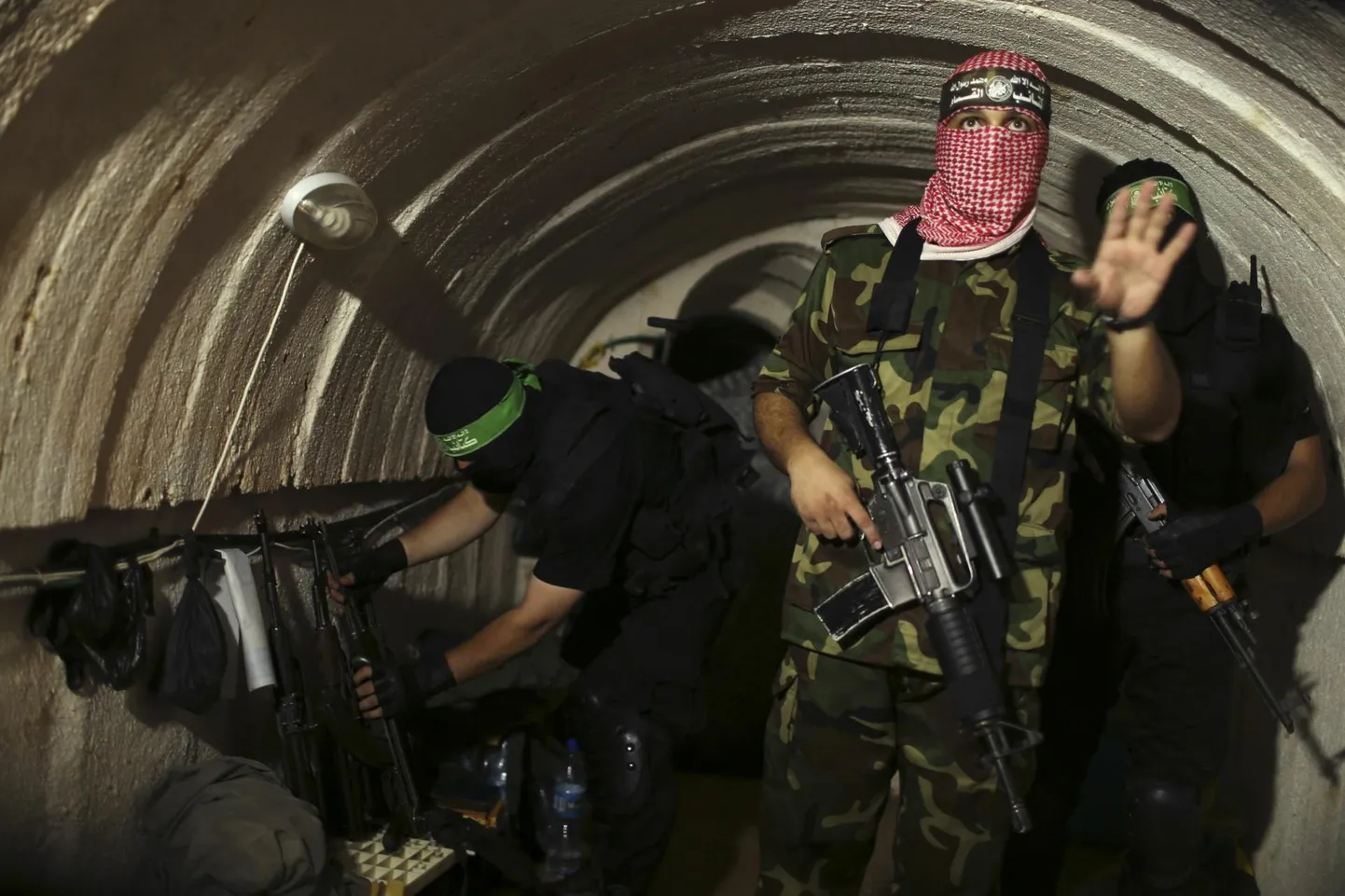 Hamasi sõjalise tiiva võitlejad 2014. aastal Gaza maa-aluses tunnelis, millesarnaseid on rajatud aastaid. 