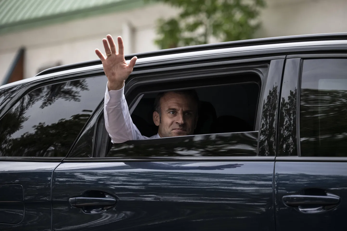 Prantsuse president Emmanuel Macron lehvitab autoaknast rahvale pärast hääletamas käimist 7. juulil 2024.