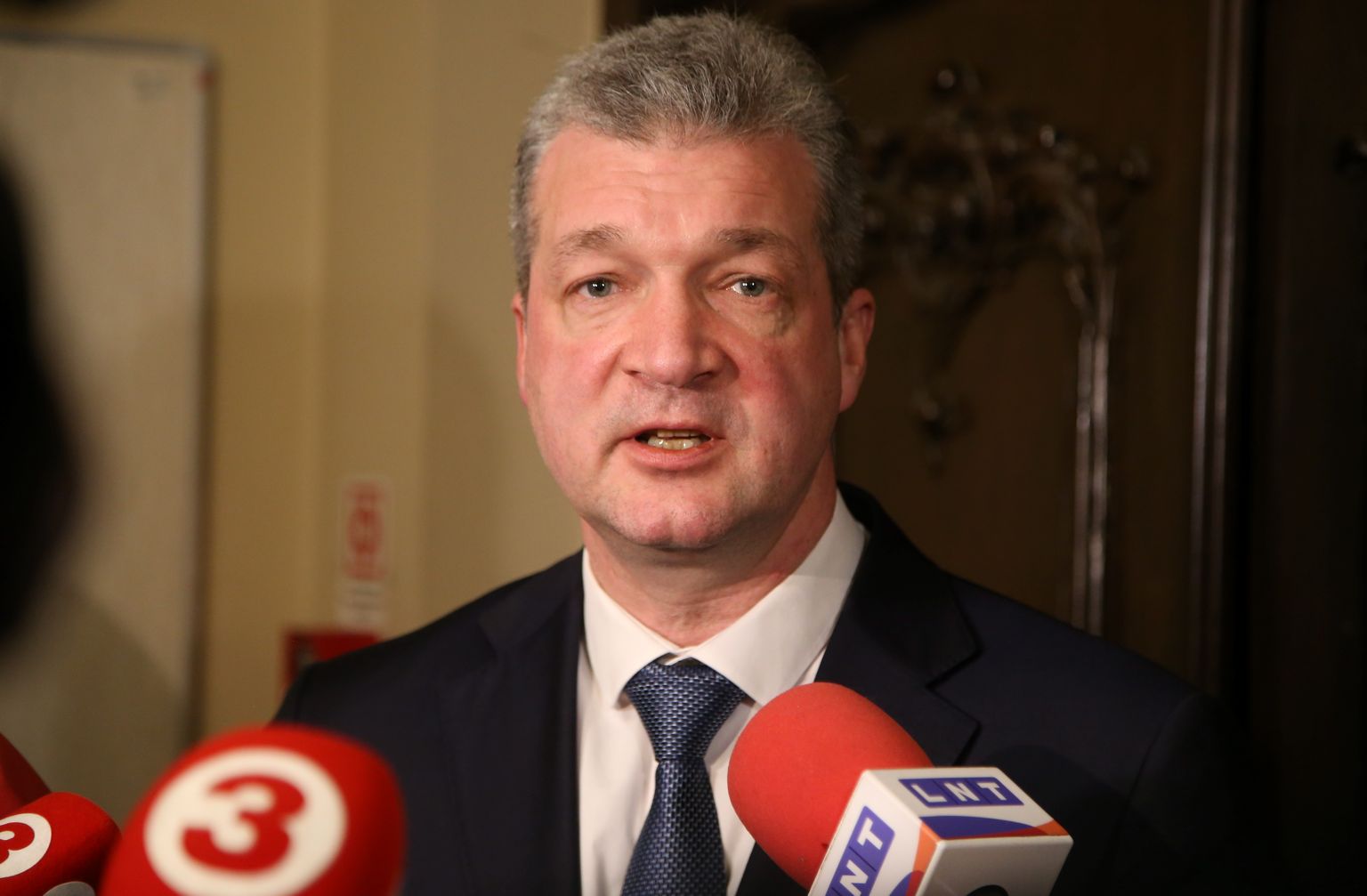 Saeimas deputāts Atis Zakatistovs atbild uz žurnālistu jautājumiem partijas "KPV LV" Saeimas frakcijas sēdes pārtraukumā.