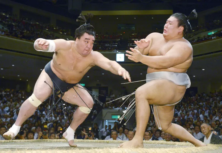 Mongolia päritolu sumo suurtšempion Harumafuji (vasakul) maadlemas Takanoiwaga