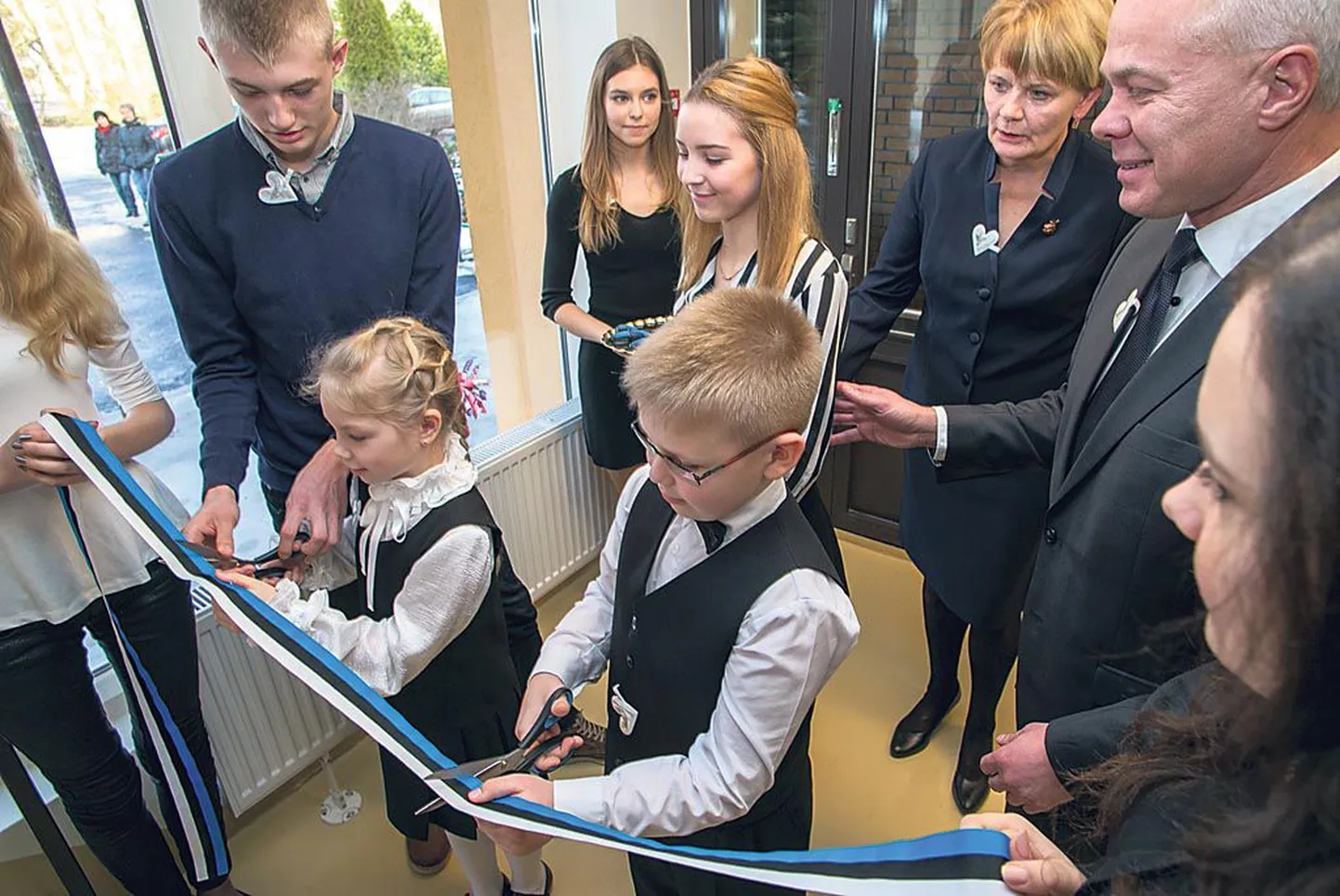 Avamisel lõikasid linti kooli esimese klassi õpilased ja neid abistasid kevadel kooli lõpetavad üheksandikud.