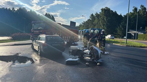 Politsei uurib auto ja mootorratta kokkupõrget