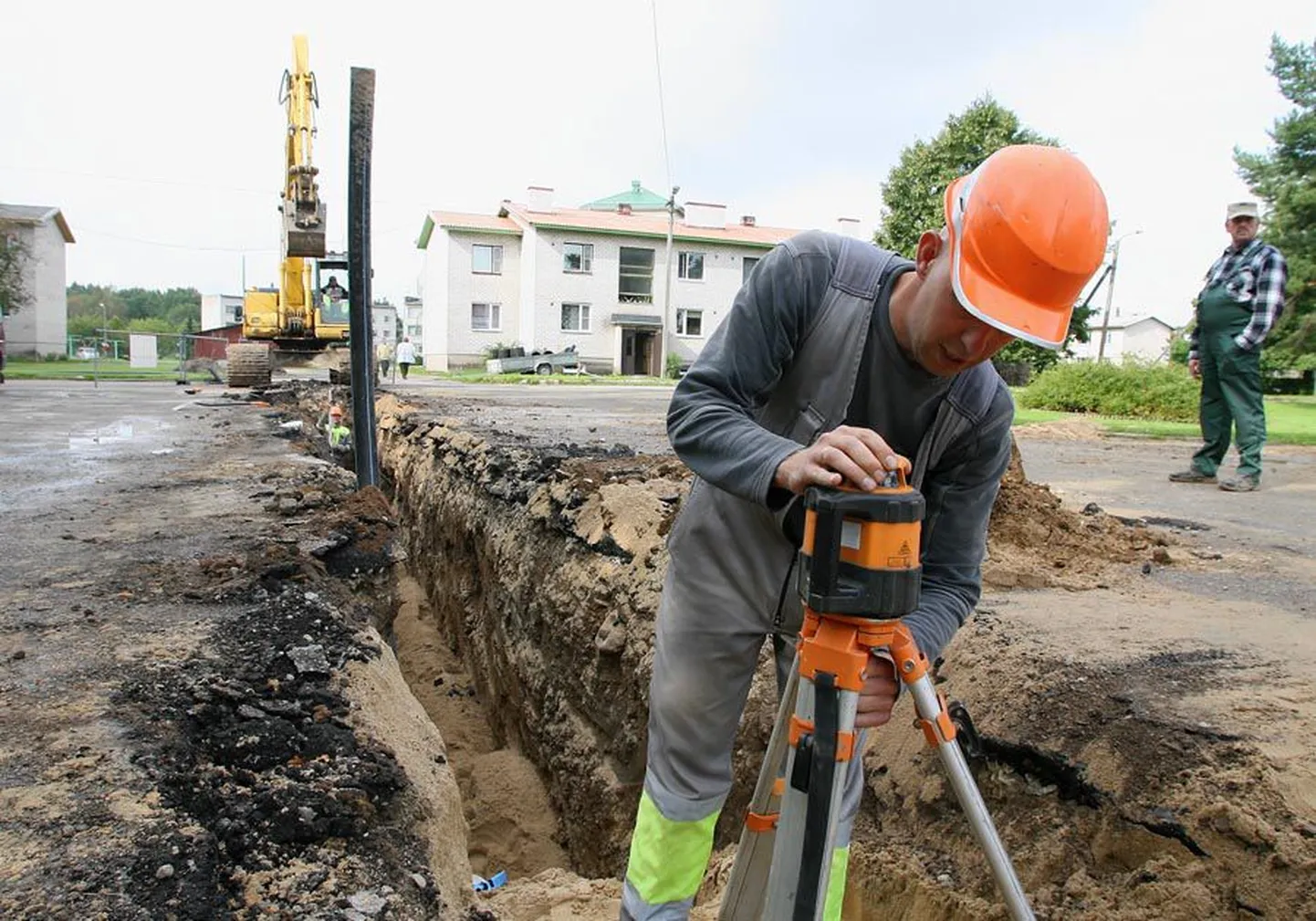Ramsi alevikus on tööd korraga käsil mitmes kohas. Pildil esiplaanil Wesico Projecti töömees Veljo Illak