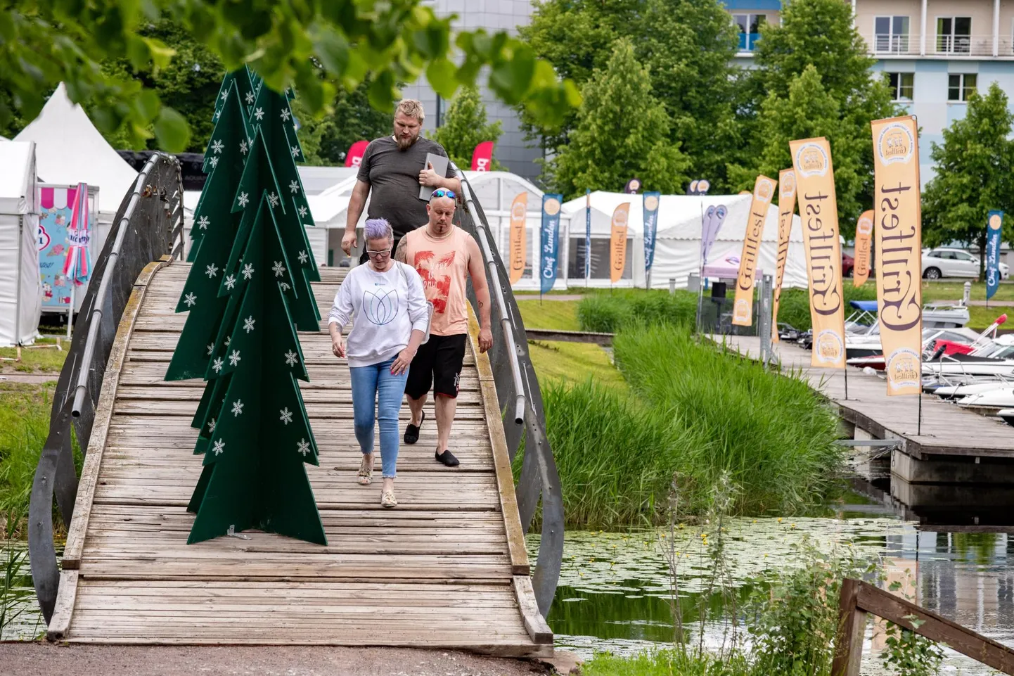 Vallikääru jalakäijate sillale pandi koormust piiravad kuused.