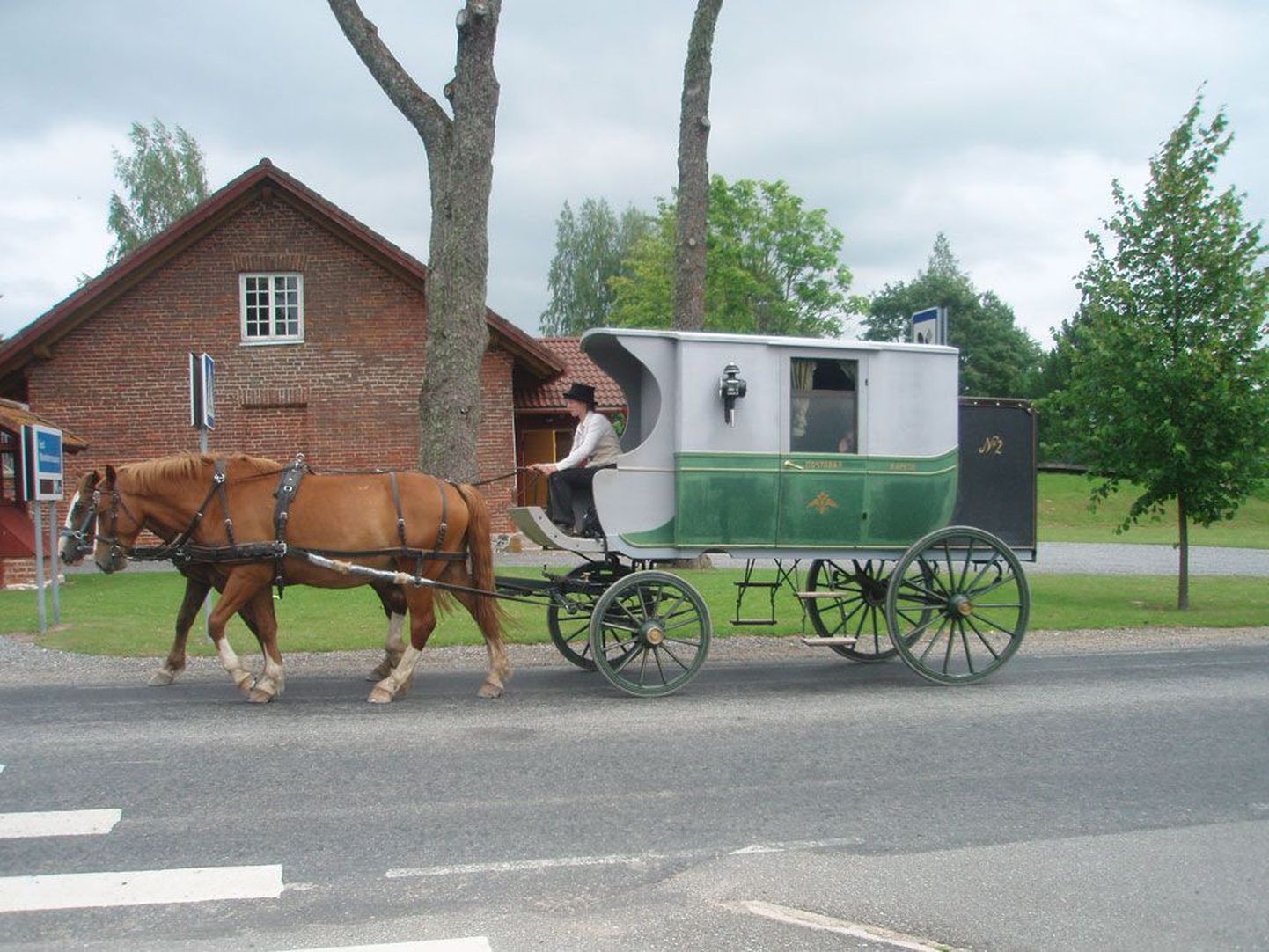 Maanteemuuseumis saab teha ka väikese sõidu omaaegse postitõllaga.