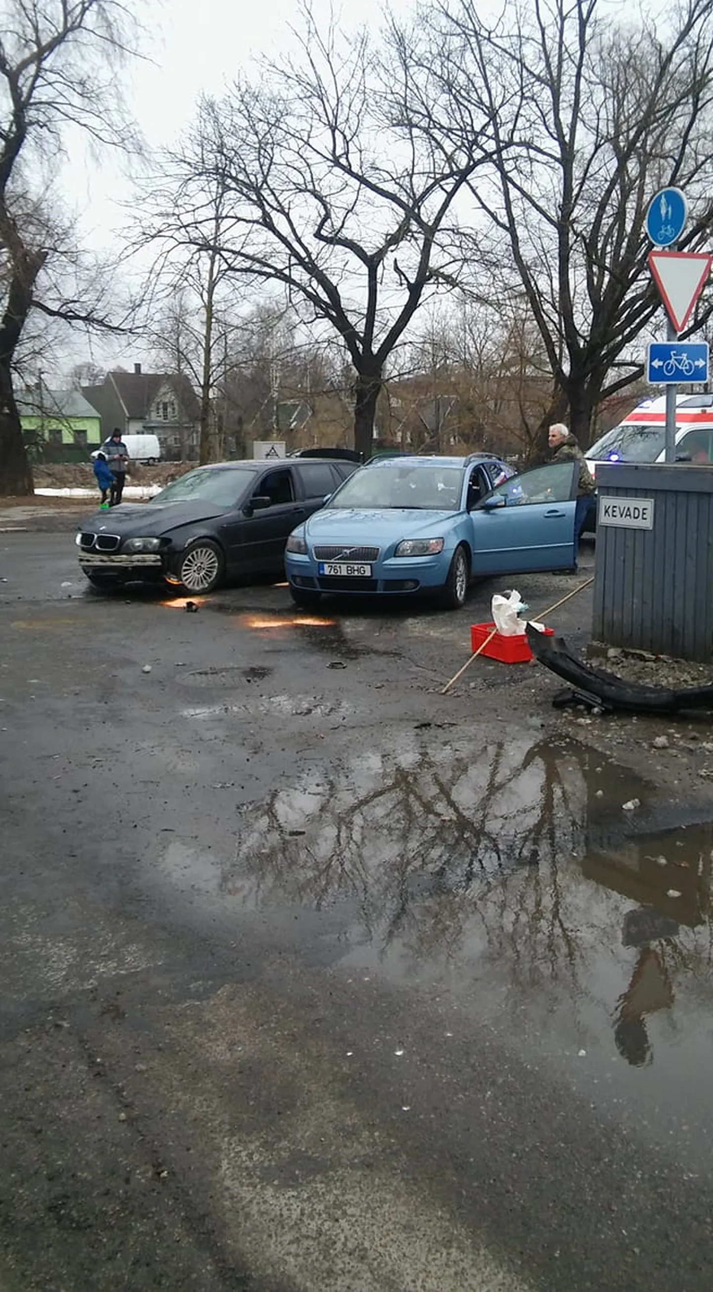 Pärnus Haapsalu maanteel sõitis BMW tagant otsa Volvole. Kolm inimest viidi haiglasse tervisekontrolli.