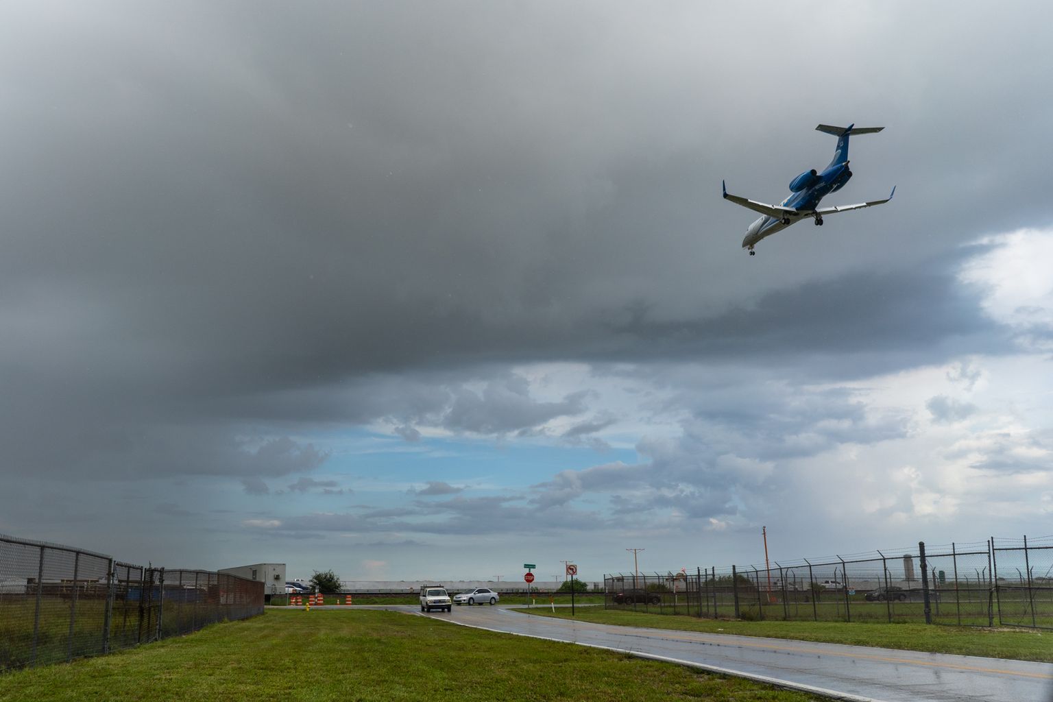 Lennuk 23. septembril 2021 äikesetormi lähenedes USA Fort Lauderdale'i lennuväljale maandumas.