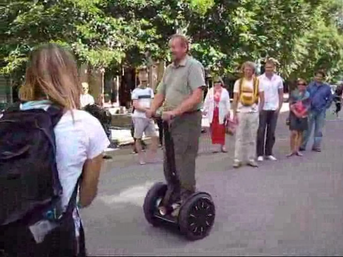 Segway'd proovib Tartu abilinnapea Jüri Sasi.