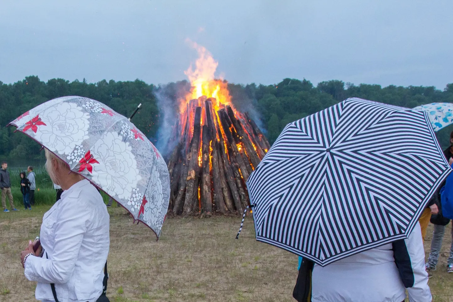 See pilt Viljandi järve ääres peetud jaanilaupäevast pärineb 2015. aastast, mil peaaegu kõikjal Eestis sadas.