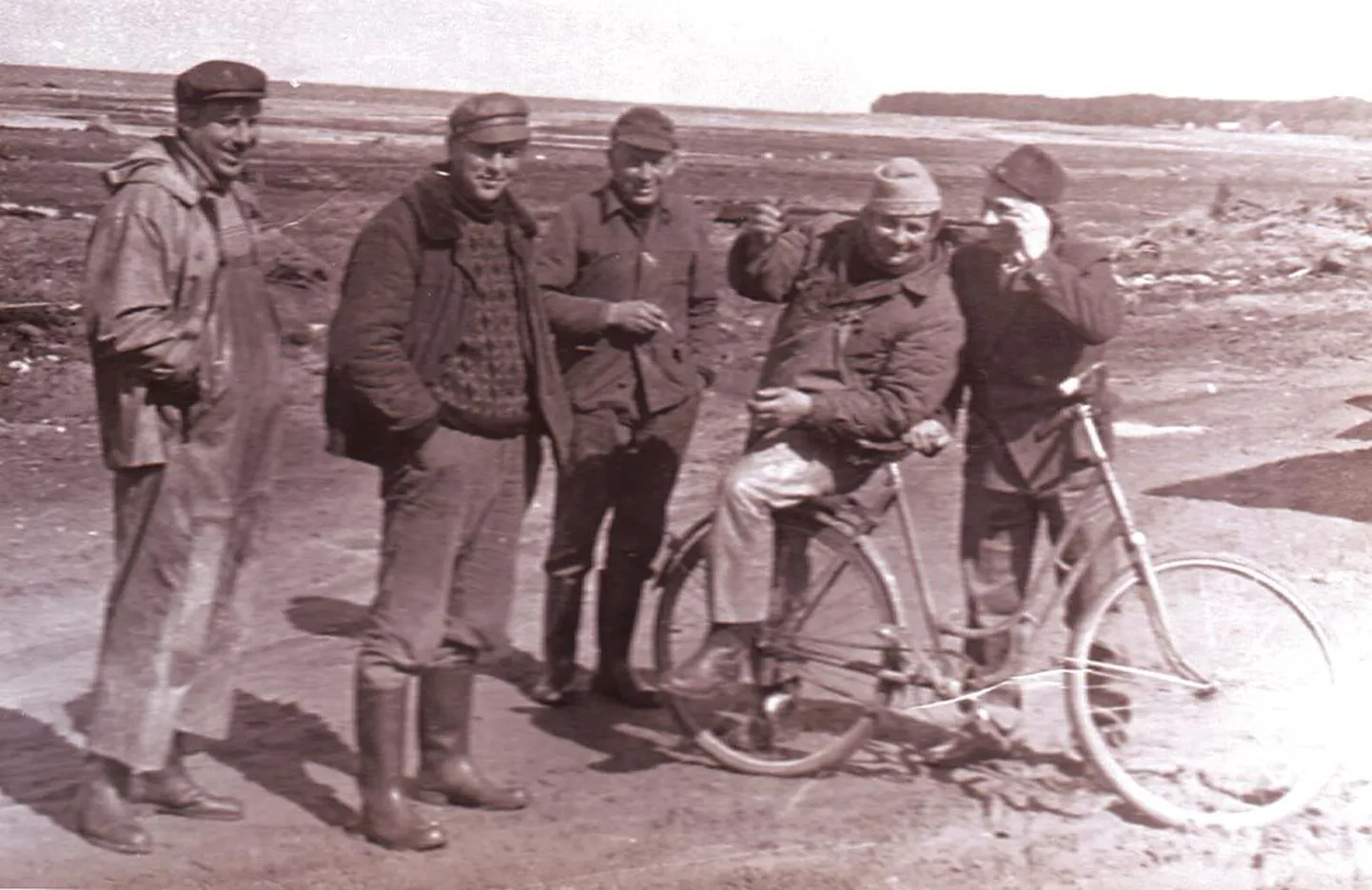 Treimani tublid kalurid (vasakult) Olev Liiva, Kusta Kalnin, Eduard Vahter, Jüri Vaik, jalgrattaga on paadimeister Harri Tammet.