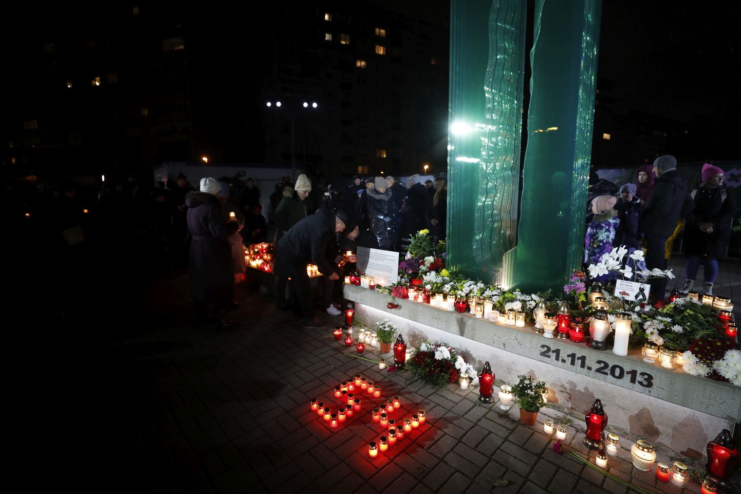 Eile õhtul kogunes Zolitūde Maxima katuse varingu ohvrite mälestusmärgi juurde tragöödias hukkunuid mälestama sadu inimesi.