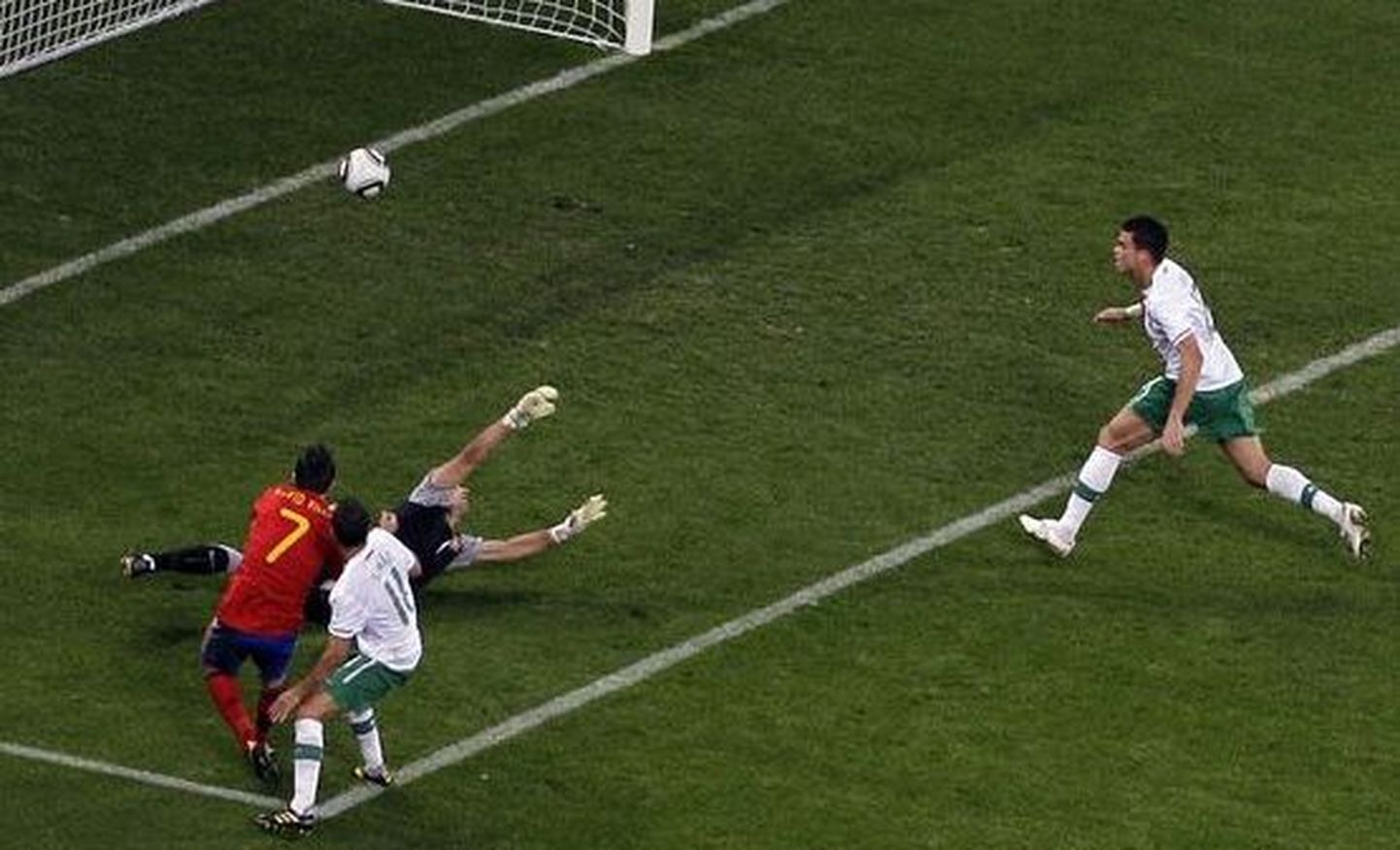 David Villa saatis palli Portugali väravasse
