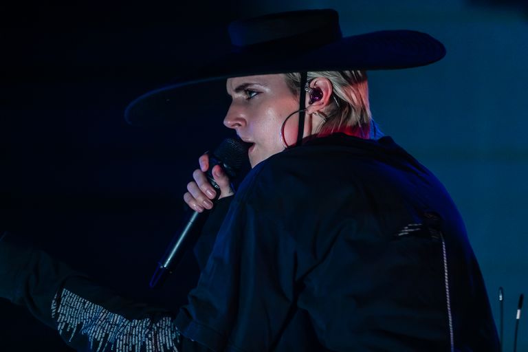 Taani poplauljatar MØ andis eile Rock Cafes meeleoluka kontserdi.