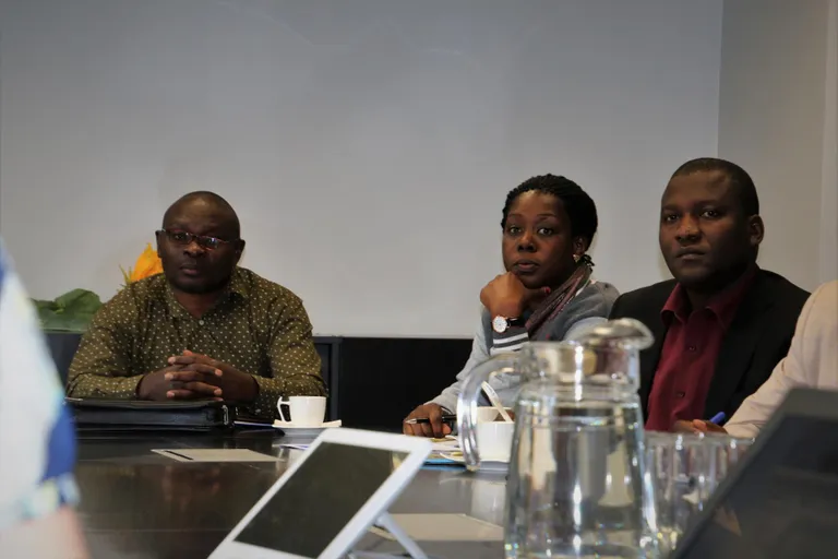 Uganda kuueliikmeline  delegatsioon külastas täna ennelõunal Pärnu linnavalitsust. Abilinnapea Marko Šorin ja infospetsialist Birgit Sild tutvustasid välismaalastele lähemalt Pärnut ning linnavalitsuse e-teenuseid ja dokumendihaldust.