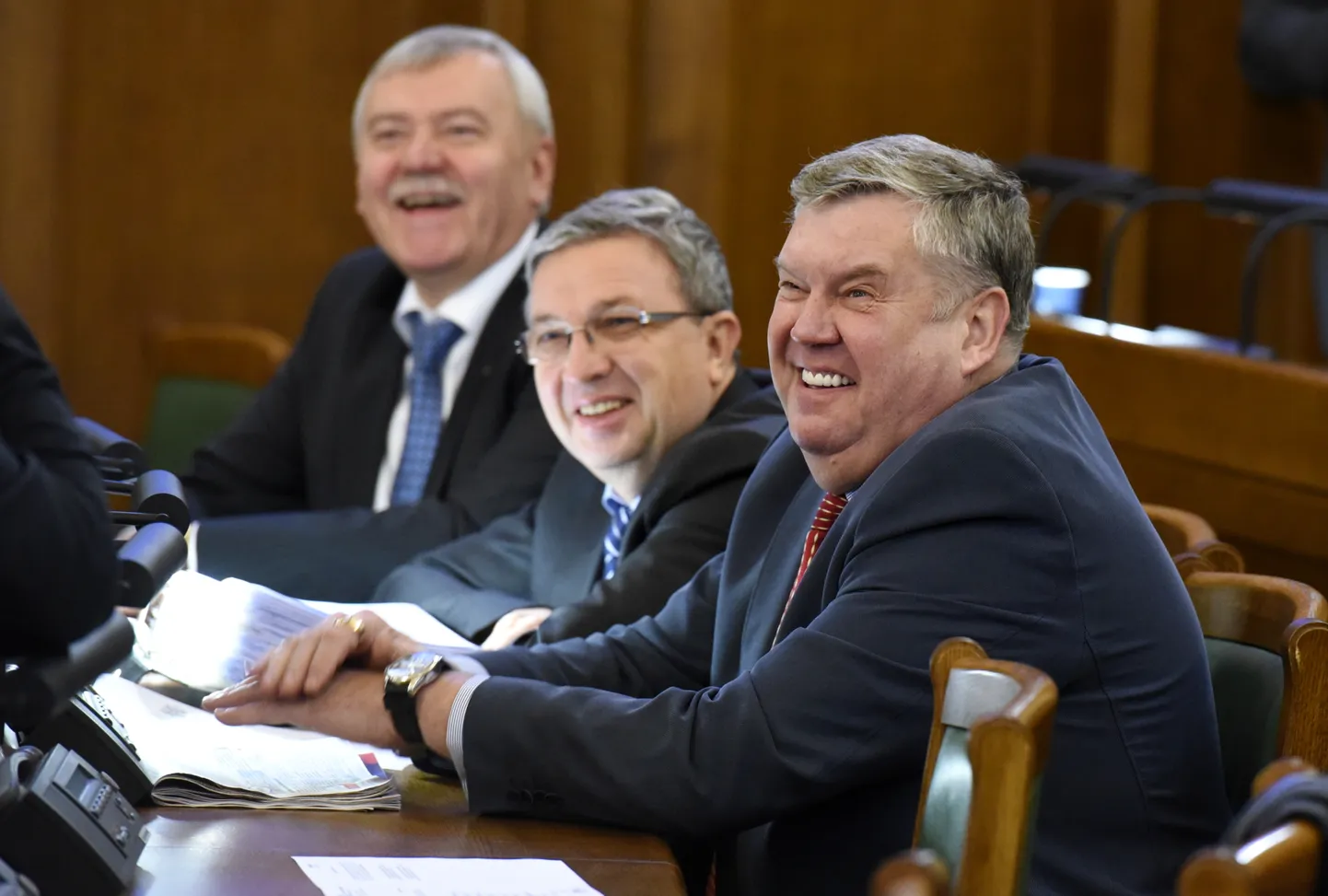 Saeimas deputāts Jānis Urbanovičs (no labās) pirms Saeimas sēdes.