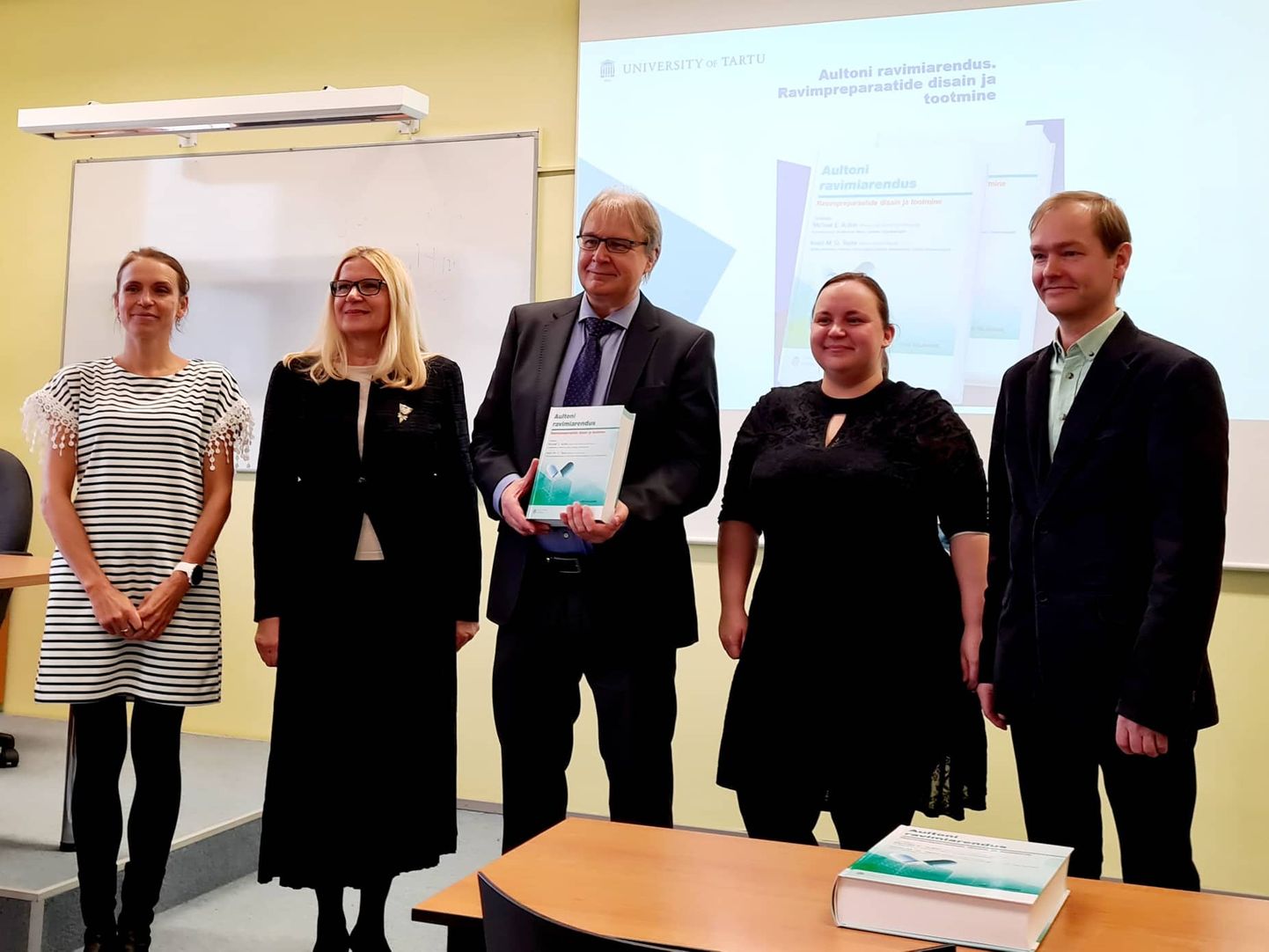 Märtsi lõpus esitlesid farmatseutilise tehnoloogia tõlkeõpikut Karin Kogermann, Urve Paaver, Jyrki Heinämäki, Laura Viidik ja Ivo Laidmäe.