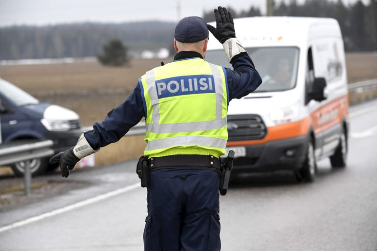 Soome politseinik maanteel Lapinjärvis 6. aprillil 2020. aastal, mil riigi sõjavägi asetas teetõkked Helsingit ja Uusimaad ülejäänud riigiga ühendavatele maanteedele. Tegu oli Soome valitsuse koroonaviiruse leviku vastase meetmega.