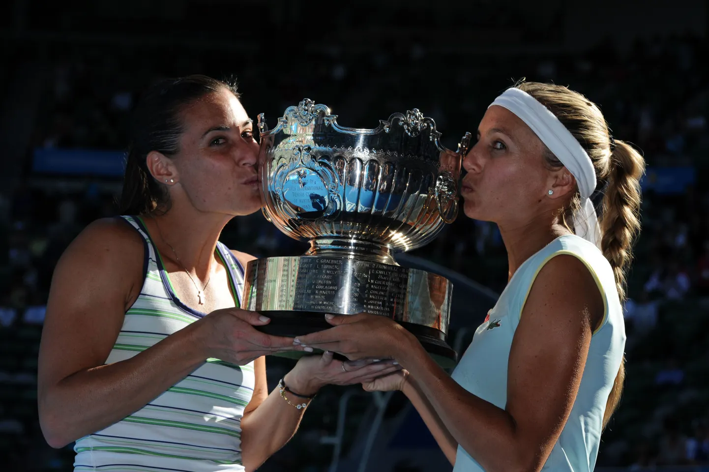 Flavia Pennetta (vasakul) ja Gisela Dulko võidukarikaga.