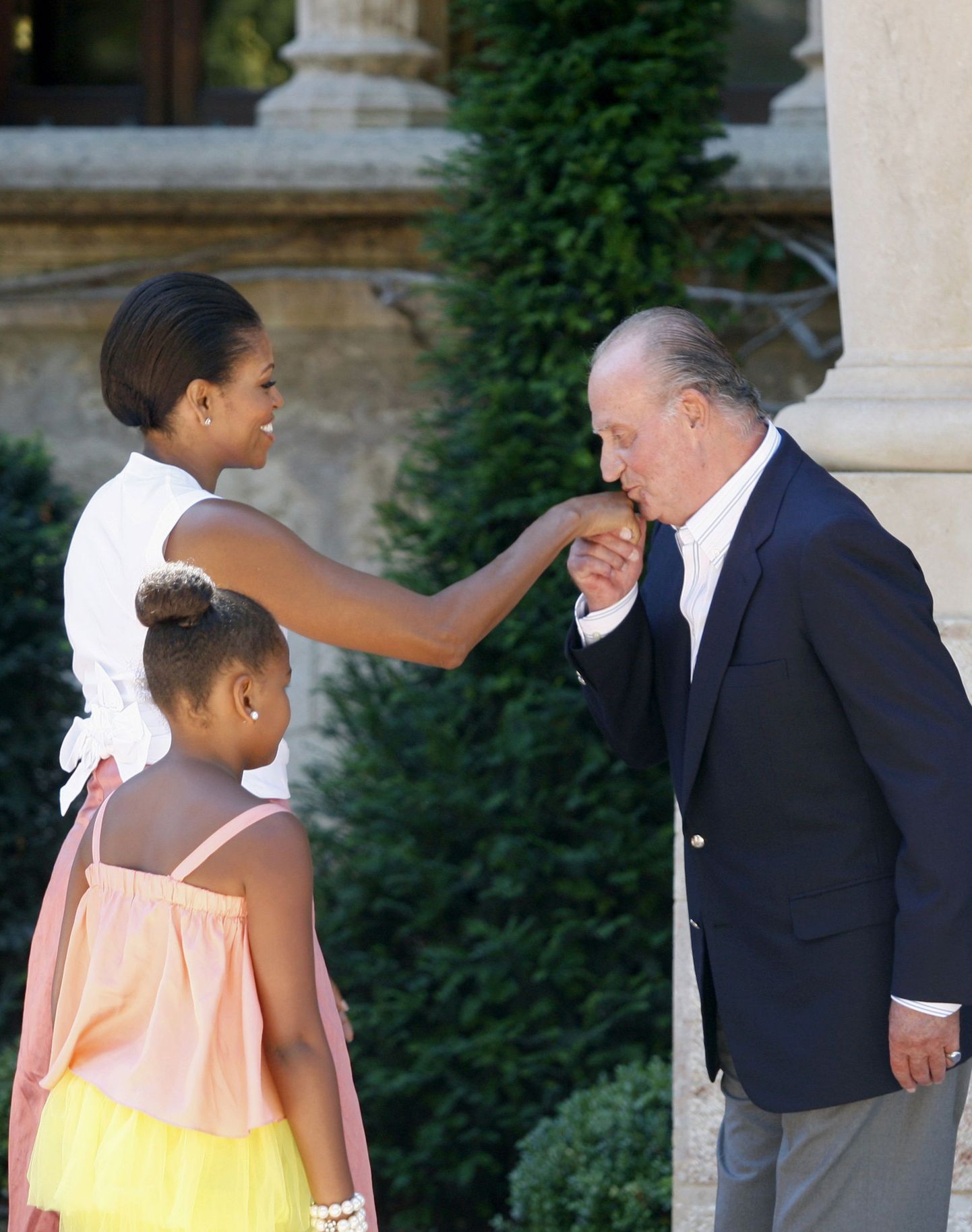 Hispaania kuningas Juan Carlos USA esileedi Michelle Obama kätt suudlemas