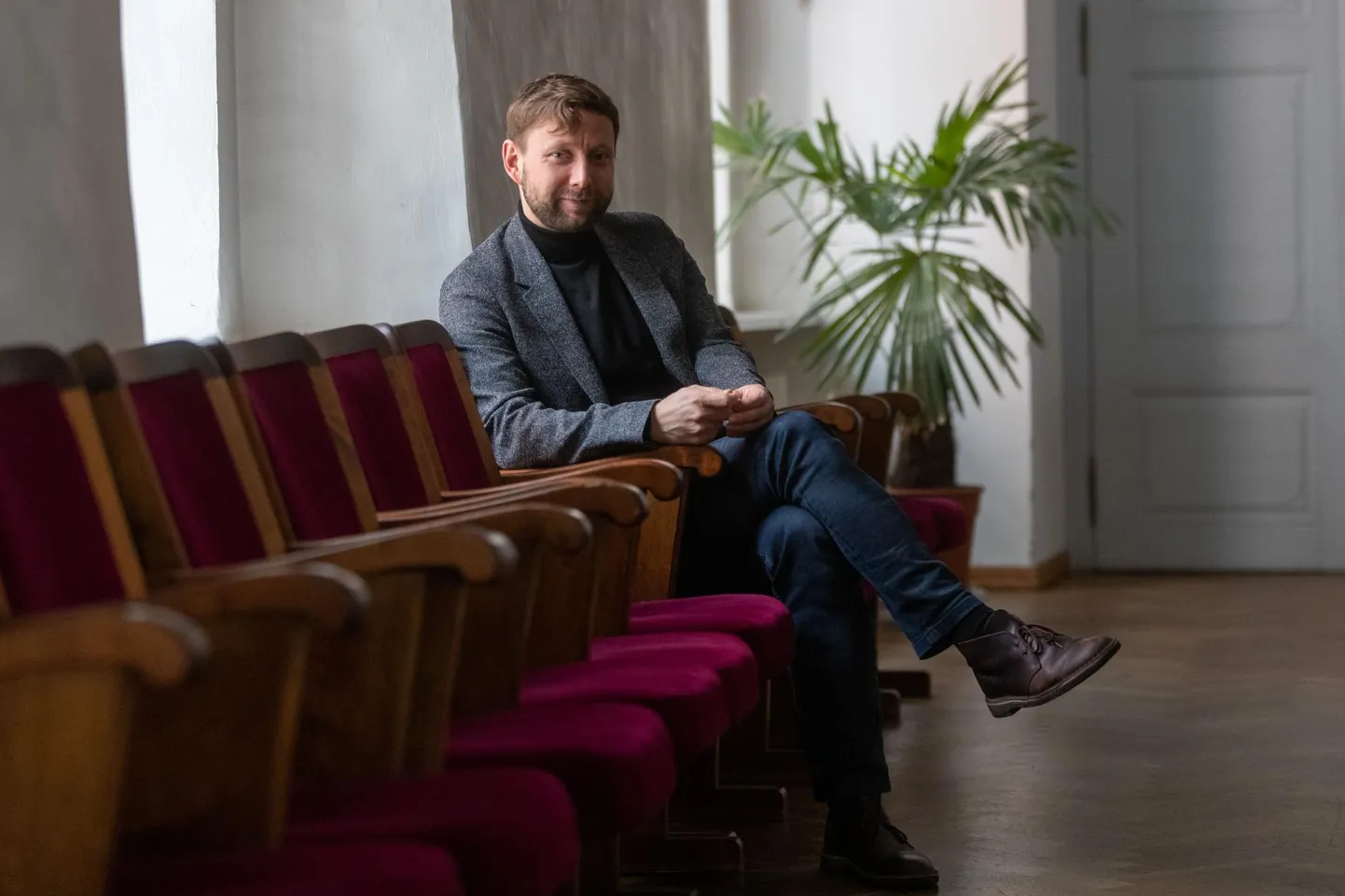 Jaak Prints leiab, et Eesti teatri väga suur probleem on kriitilise mõttevahetuse puudumine. «Kool saab mõista, et kahuriliha või tublide käsitööoskustega näitlejate asemel on vaja kasvatada inimesi, kes tahaksid maailma muuta.»