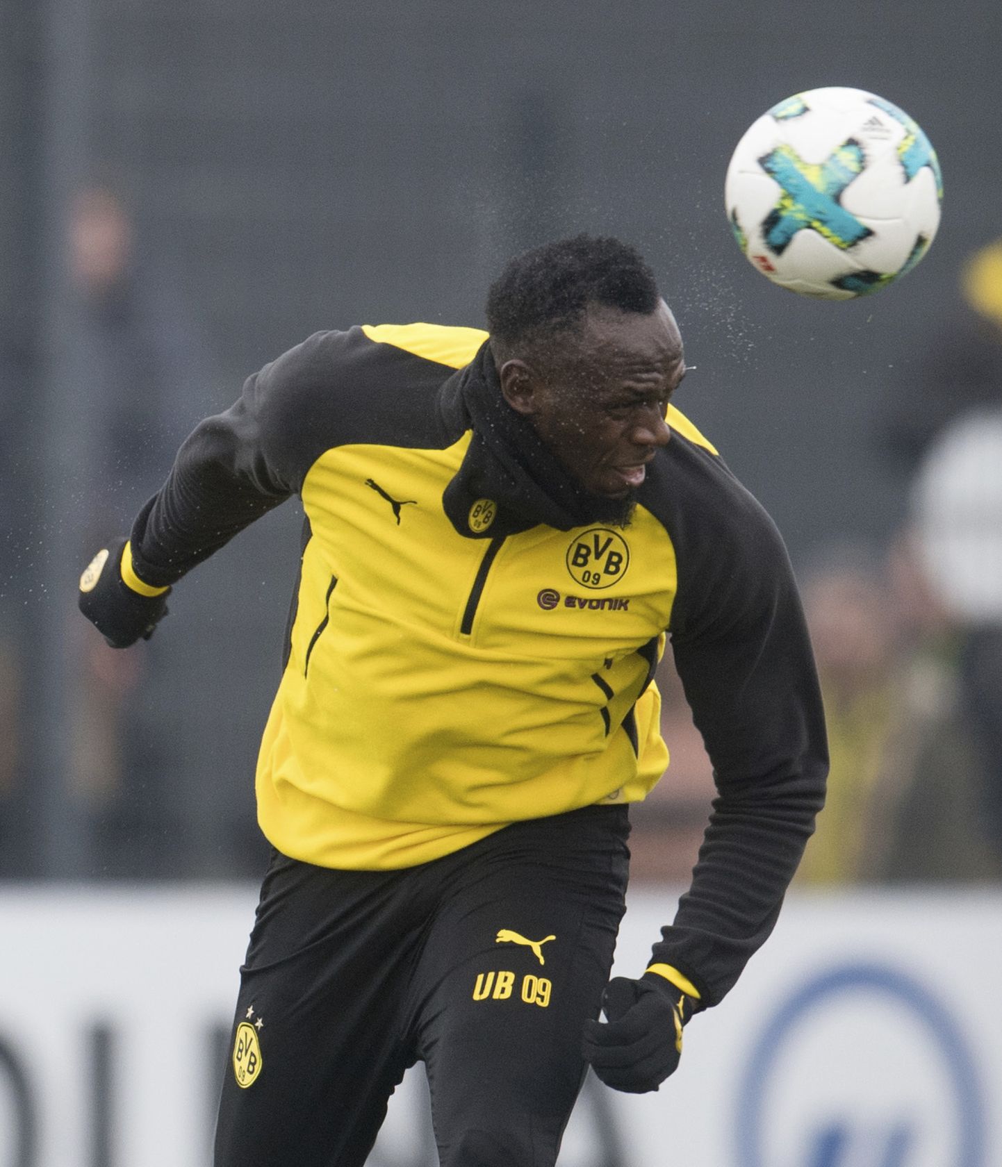 Usain Bolt Dortmundi Borussia jalgpallimeeskonna trennis.