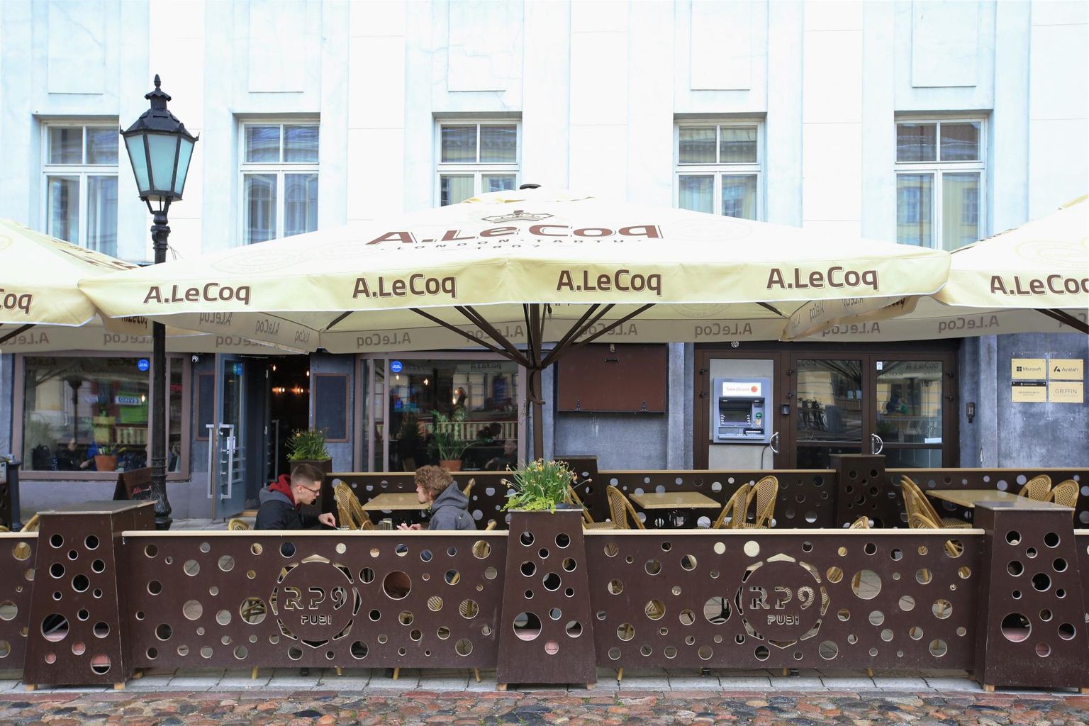 Eile oli Tartu kesklinnas lõuna paiku sööjaid välikohvikutes pigem vähe, kuid suvi on veel ees ning toidukohtade pidajad loodavad, et inimesed leiavad suvel tihemini tee restoranidesse, kohvikutesse ja baaridesse.
 