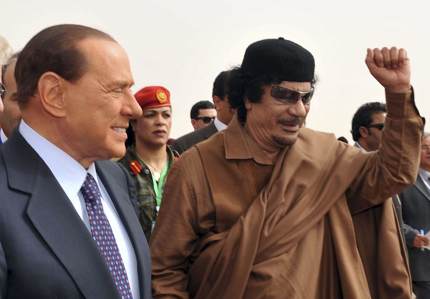 Liibüa liider Muammar Gaddafi tõstab võidukalt käe araabiamaade tippkohtumise avamisel, mida külastas ka Itaalia peaminister Silvio Berlusconi.