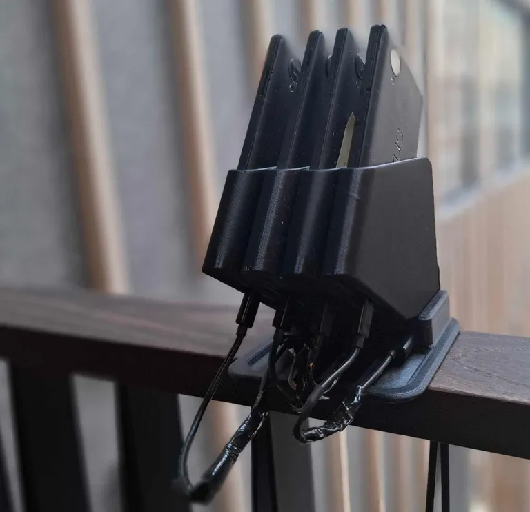 «Serverikapiks» prinditi 3D printeriga vastav sahtlitega alus, kuhu mobiilid ritta pista.