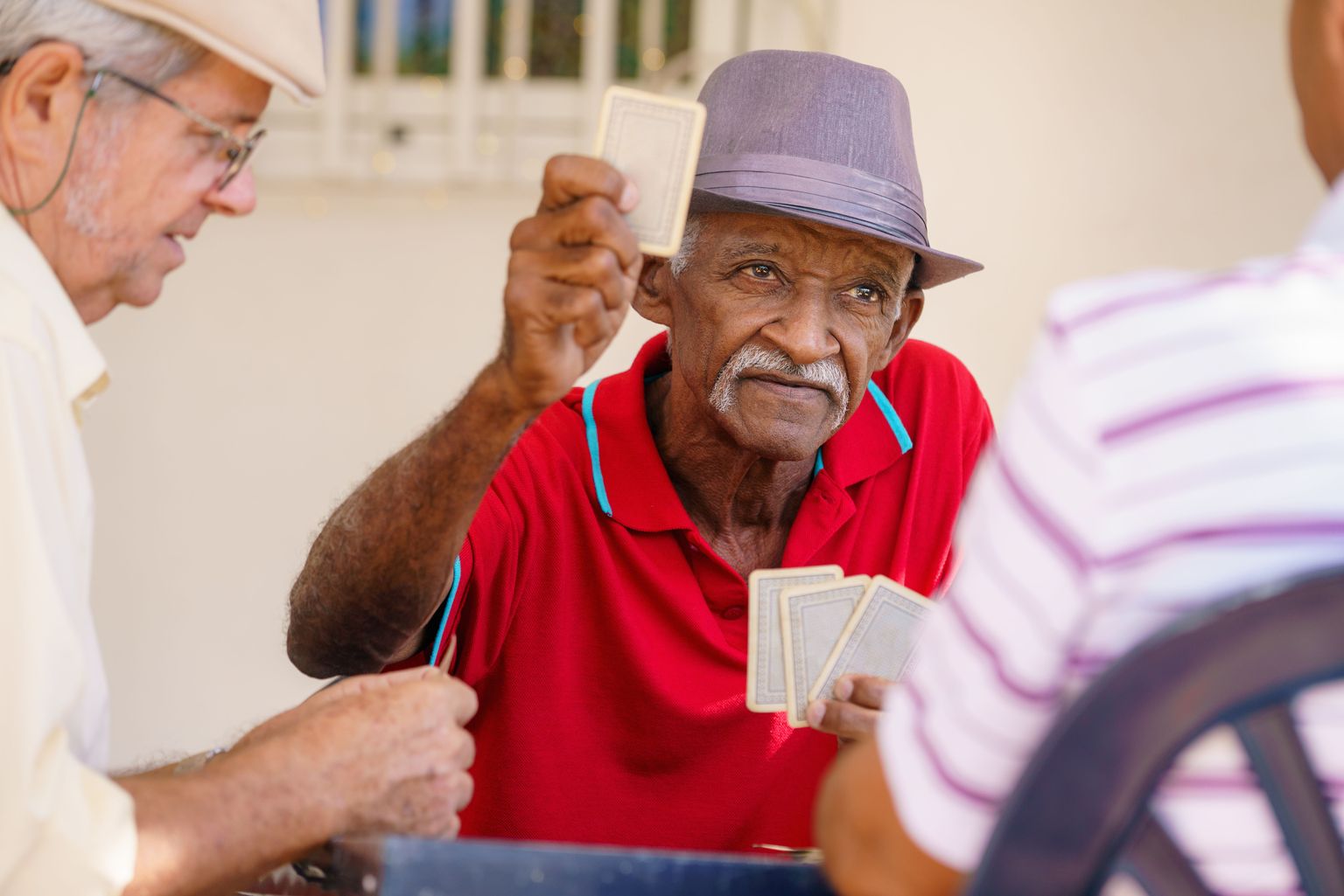 Rõõmsad hispaania vanamehed kaarte mängimas