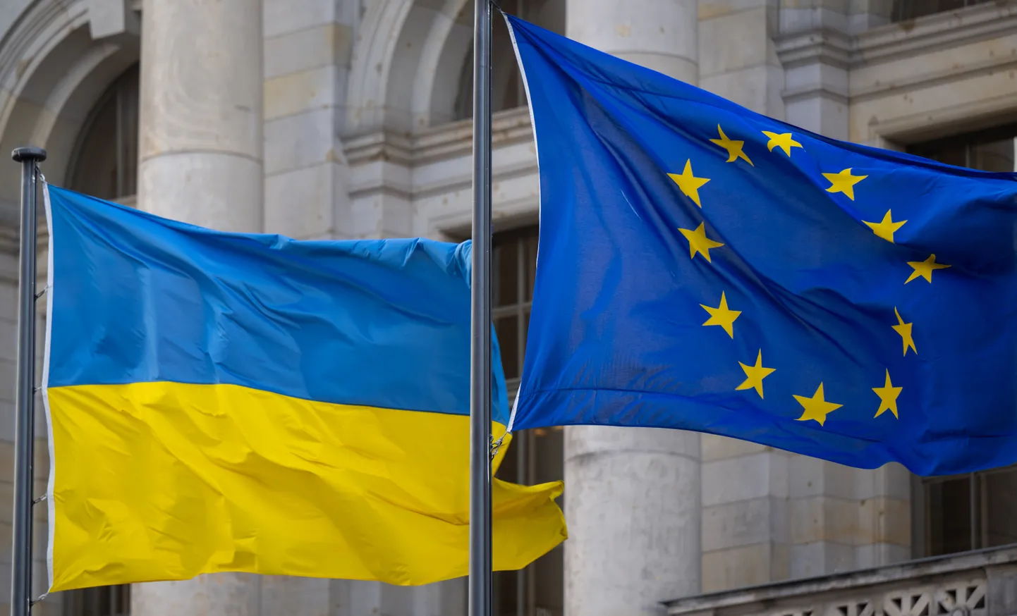 Флаги ЕС и Украины