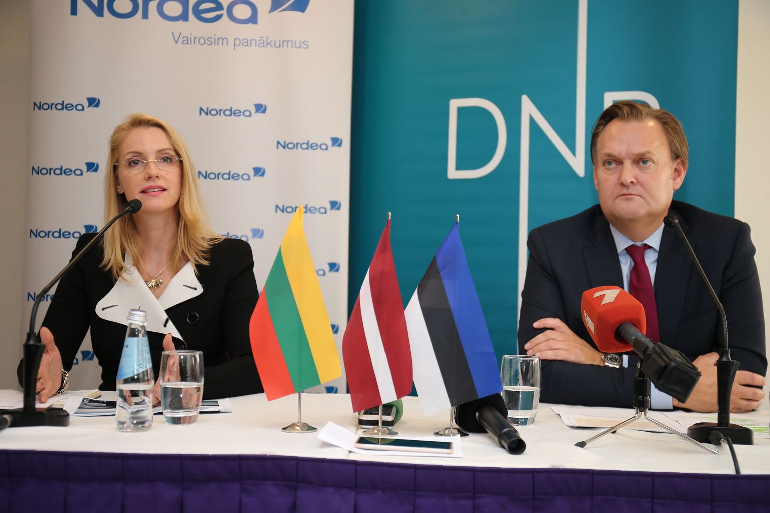 Nordea panganduse juht Inga Skisaker ja DNB esindaja Mats Wermelin Riias toimunud pressikonverentsil.