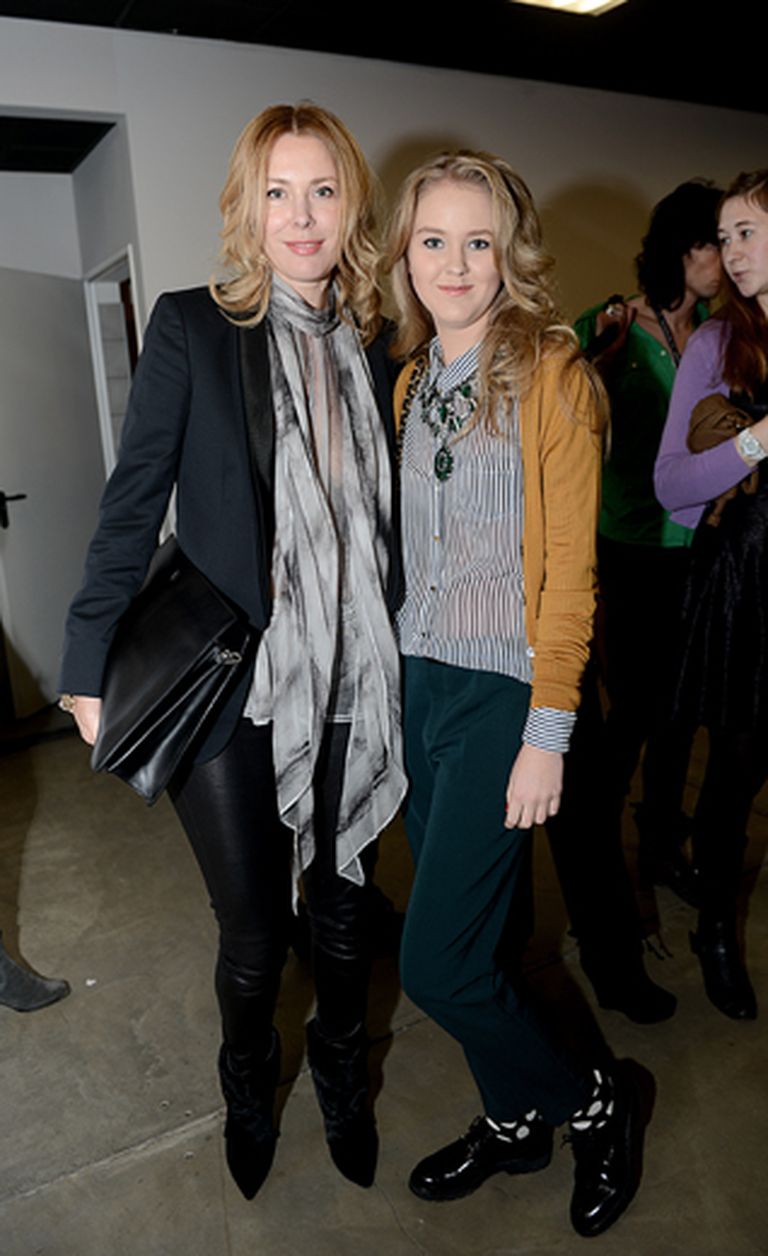 Miljonāre Benita Sadauska ar meitu Elizabeti Mersedesu Sadausku Rīgas modes nedēļā apmeklēja modes mākslinieces Katjas Šehurinas skati 
