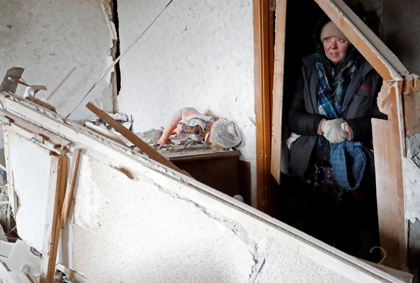 Женщина в разрушенной квартире в Мариуполе.