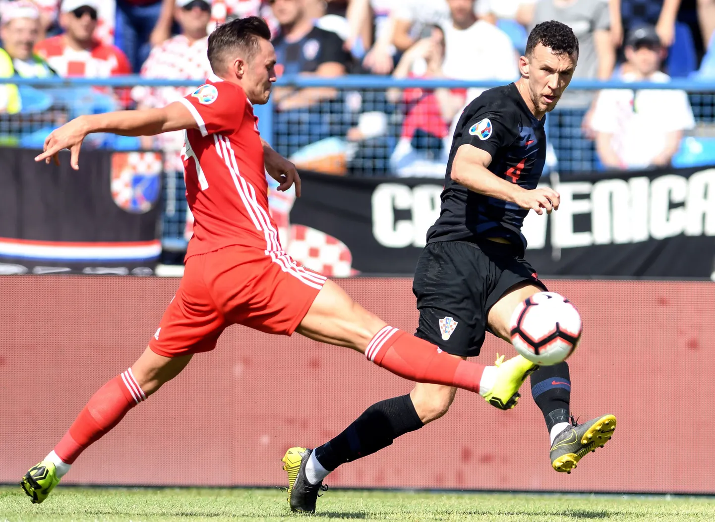 Ivan Perišic (paremal) mängus Walesiga.