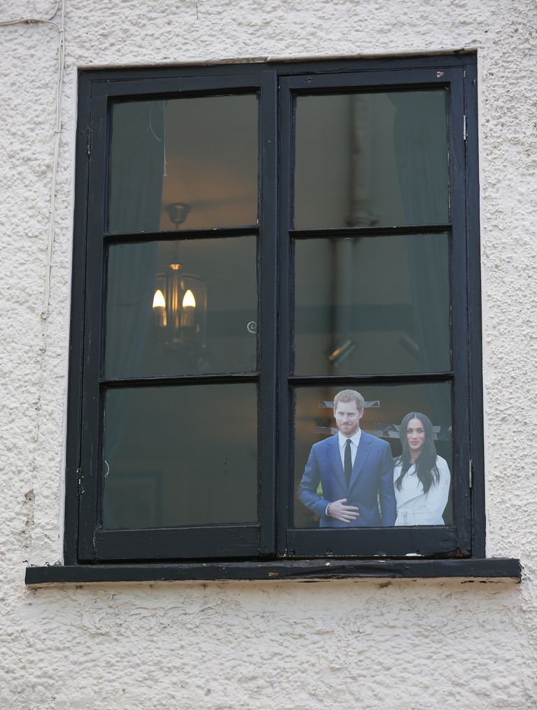 Prints Harry ja Meghan Markle'i kleebised Windsoris asuva maja aknal