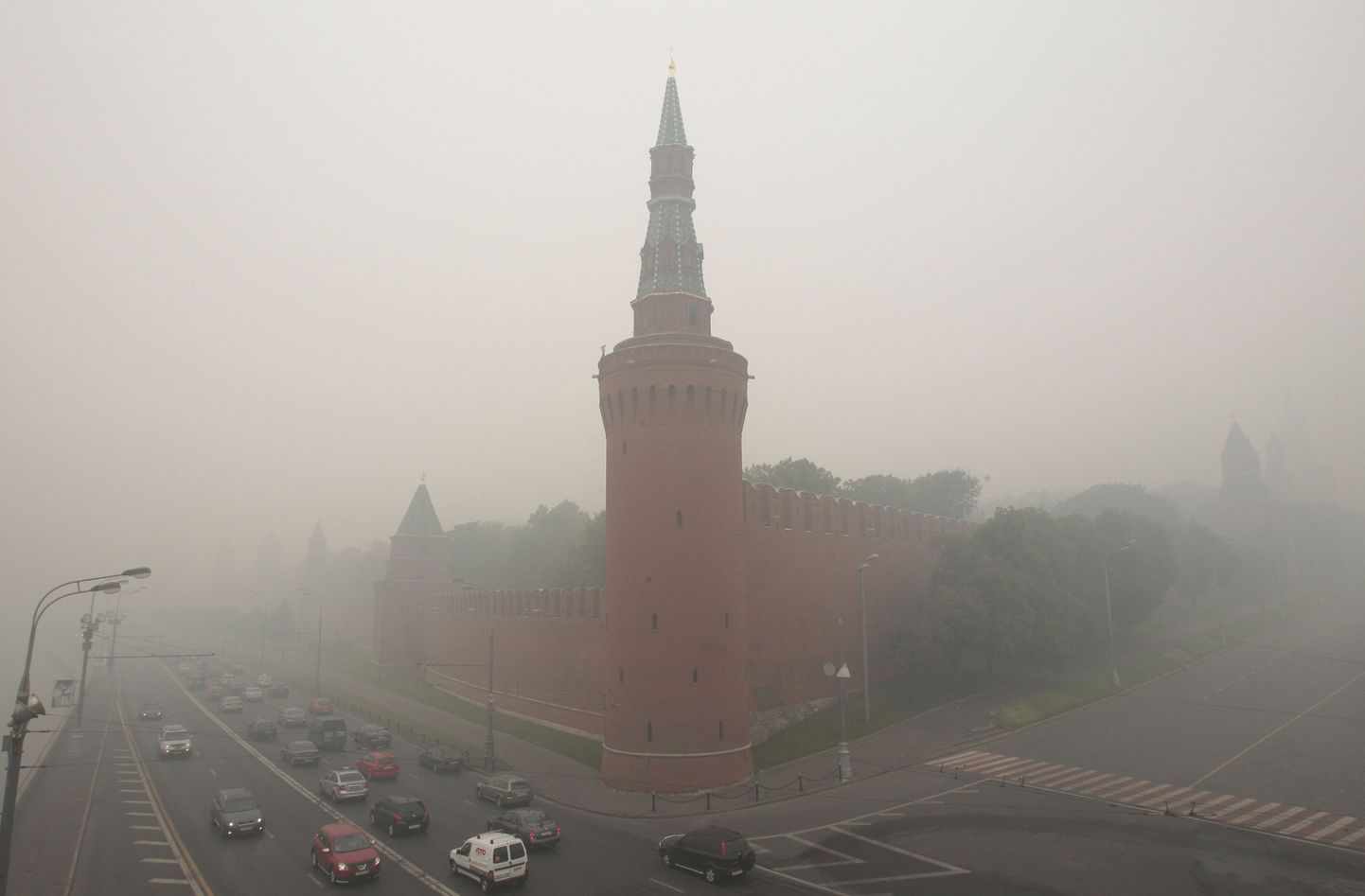 Metsa- ja maastikupõlengute suits mattis enda alla ka Moskva. Pildil vaade Kremlile.