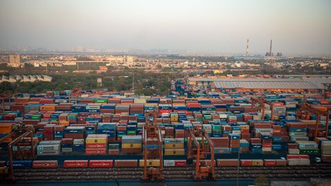 ASV dubulto tarifus Indijas precēm par Krievijas naftas pirkšanu