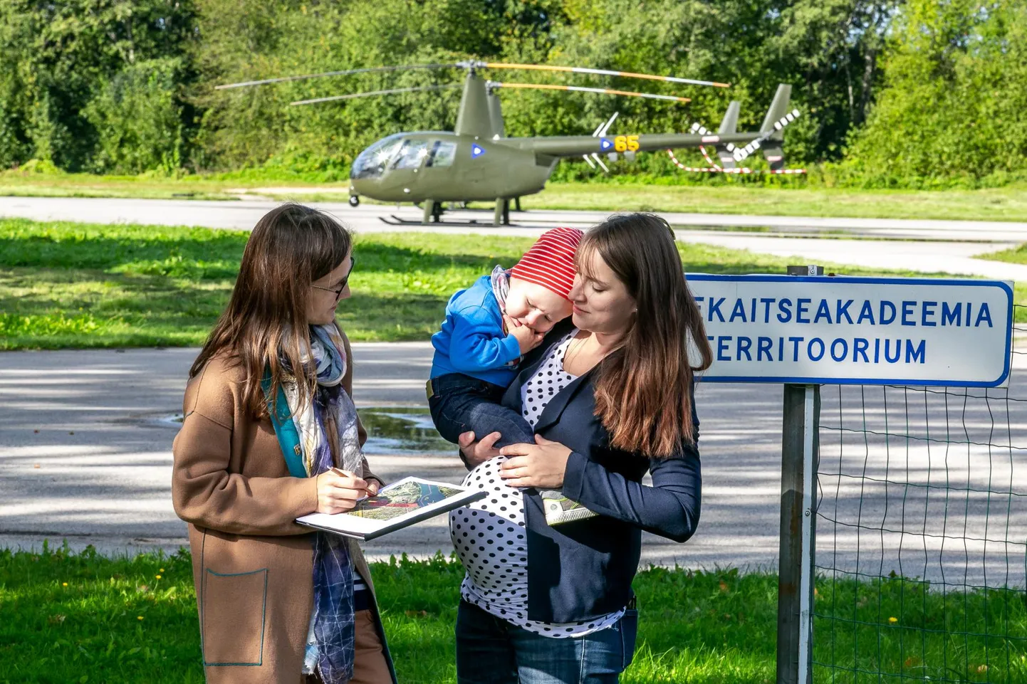 Eile kui protestiallkirju kogunud Anneli Vridolin ja lapseootel ema Tiina Toomela jalutasid politseikooli praeguse autodroomi juures, korraldati seal kursantidele õppust kopterite ja soomukiga.