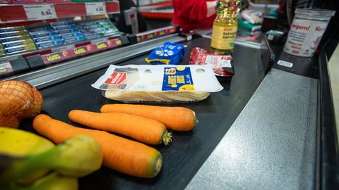 POSTIMEHE OSTUKORV ⟩ Odavaim pood hoiab positsiooni, kalleima ostukorvi liider vahetus