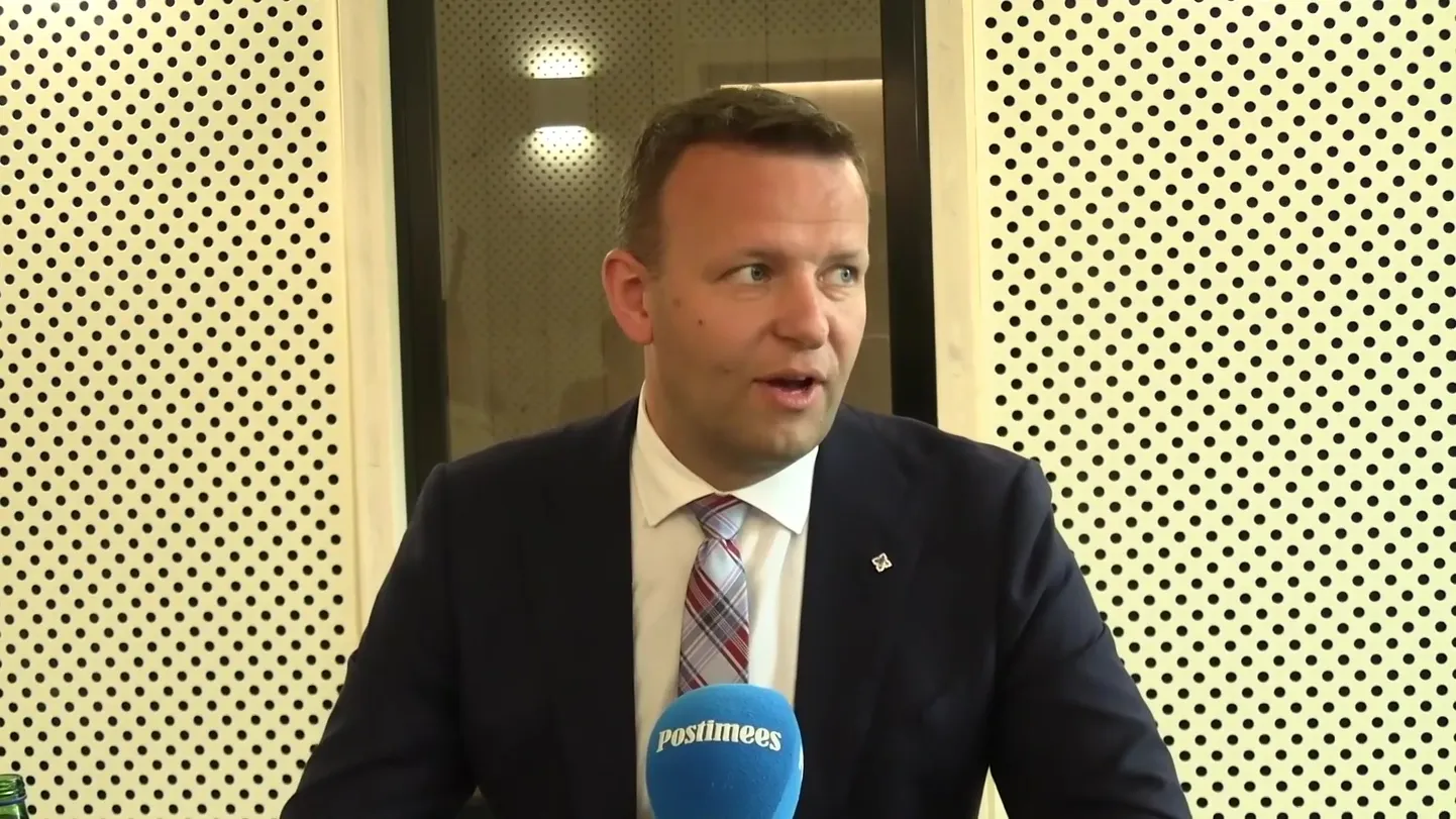 Siseminister Lauri Läänemets annab Narvas pressikonverentsi punamonumentide küsimuses