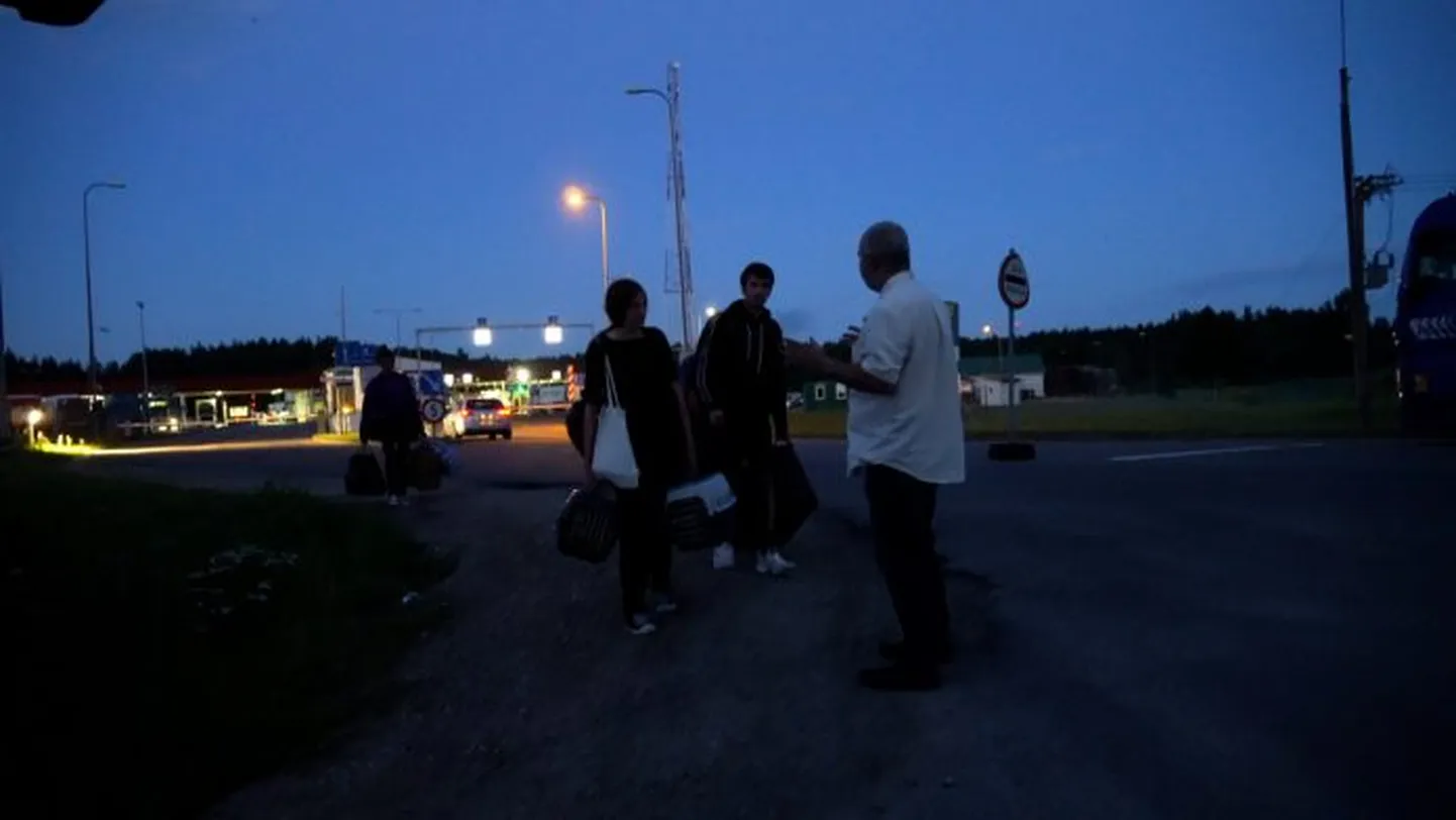 Александр Барбакадзе встречает украинских беженцев на КПП в Силене. 7 июля 2022 года