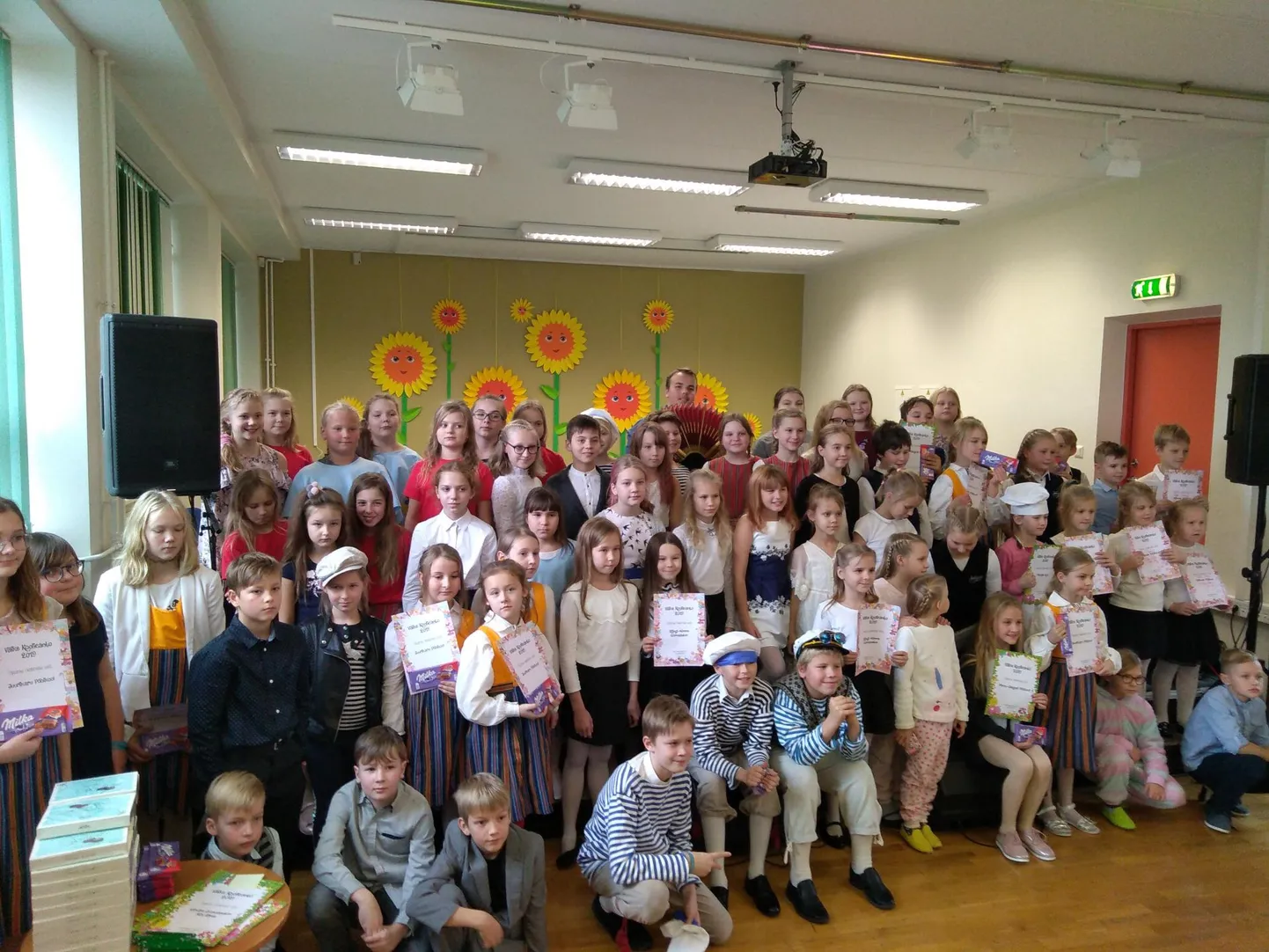 69 särasilmset poissi-tüdrukut Pärnumaa väikekoolidest võtsid lauldes mõõtu “Väikese koolicanto” festivalil.