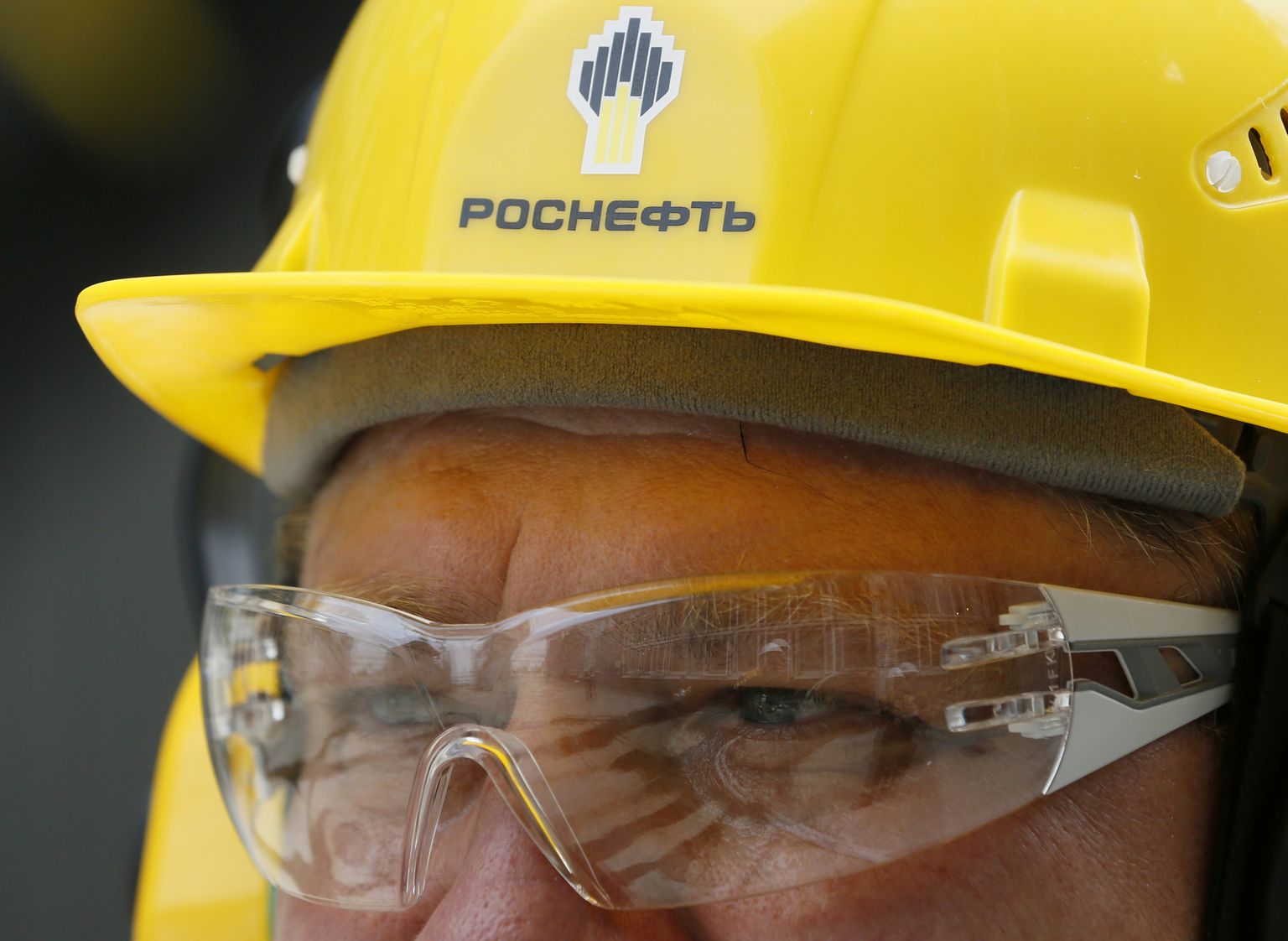 Vene naftatööstus valmistub väljakutseteks. Pildil Rosnefti töötaja.