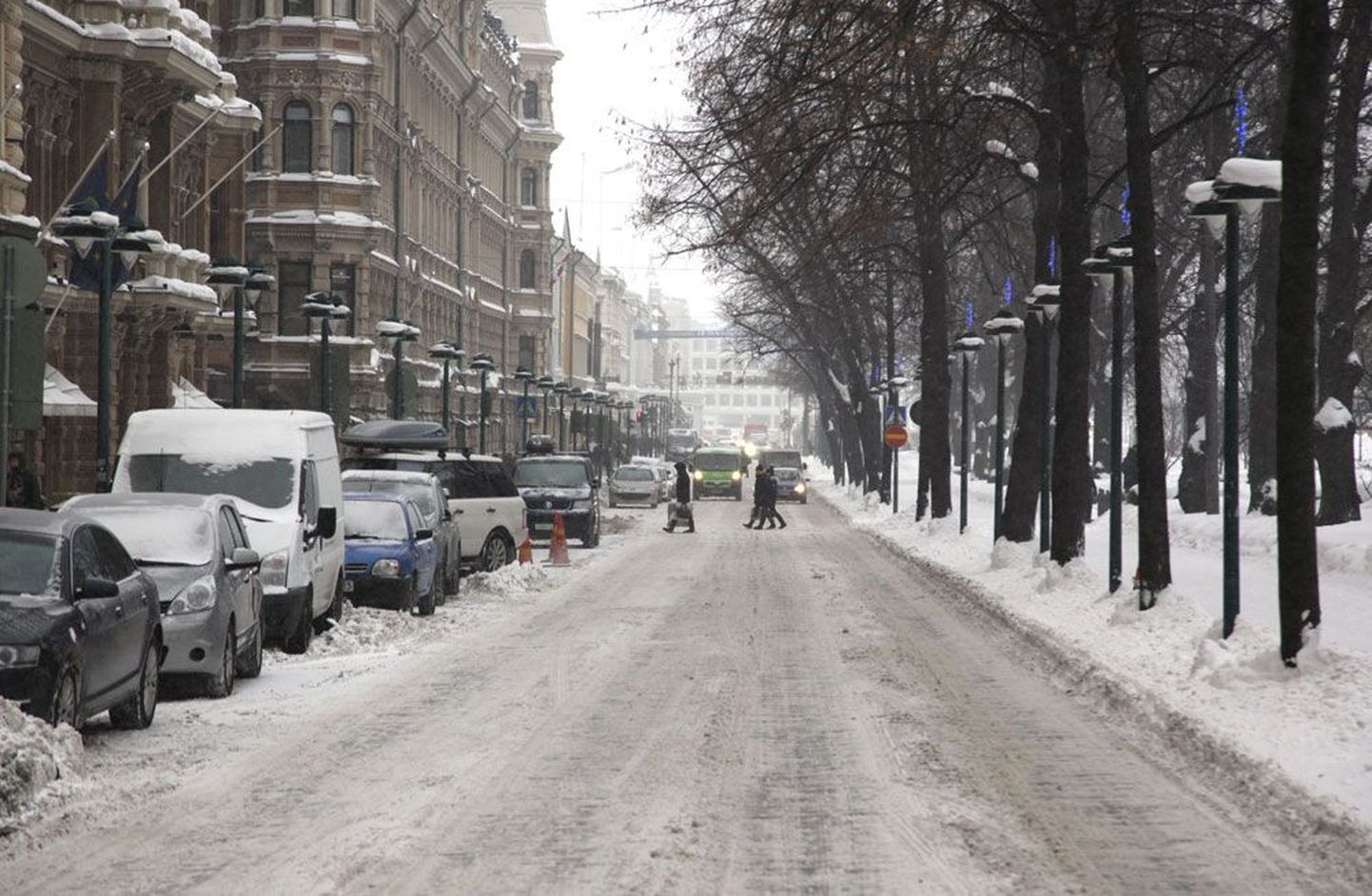 Pohjoisesplanadi oli Helsingi paraadtänavana lumest üsna puhas.