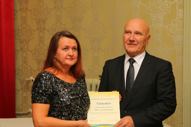 Tiina ja Tõnu Saarmann Tiina Loomeaja tänukirjaga