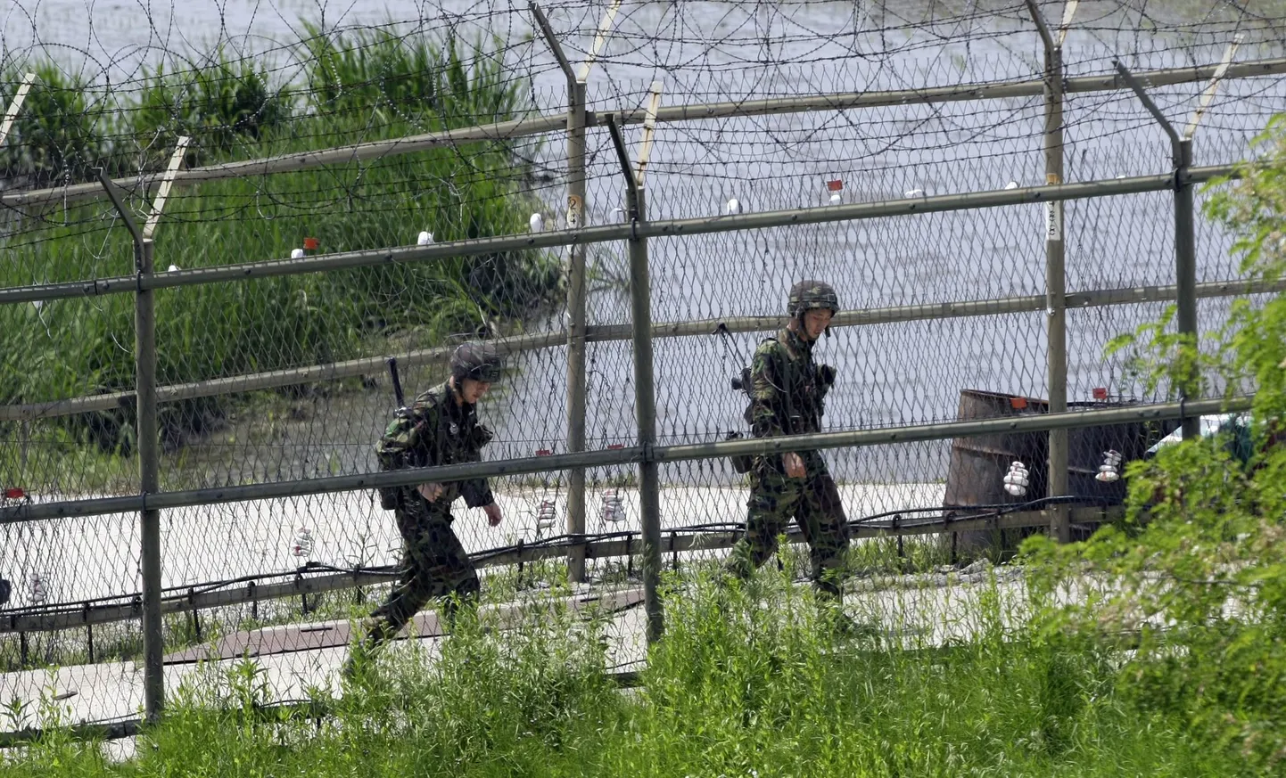 Lõuna-Korea sõdurid piiril patrullimas.