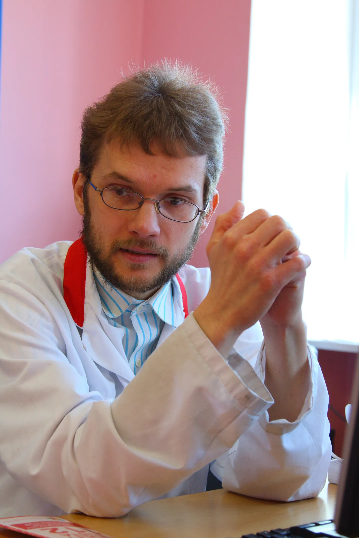 Perearst Martin Roometi sõnul ei ole HIV-test nii üks ühele võetav. Kui test osutub positiivseks, pole inimesel automaatselt aids, mistõttu võib suuremal testimisel ja HIV-positiivsete tuvastamisel tekkida valepaanika, kuigi selleks ei pruugi alati põhjust olla.