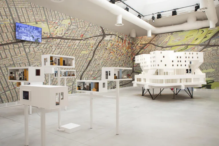 Michael Maltzani töö «Star Apartments», mis kujutas 2014. aastal Los Angelesis ehitatud sotsiaalmaja. FOTO:
