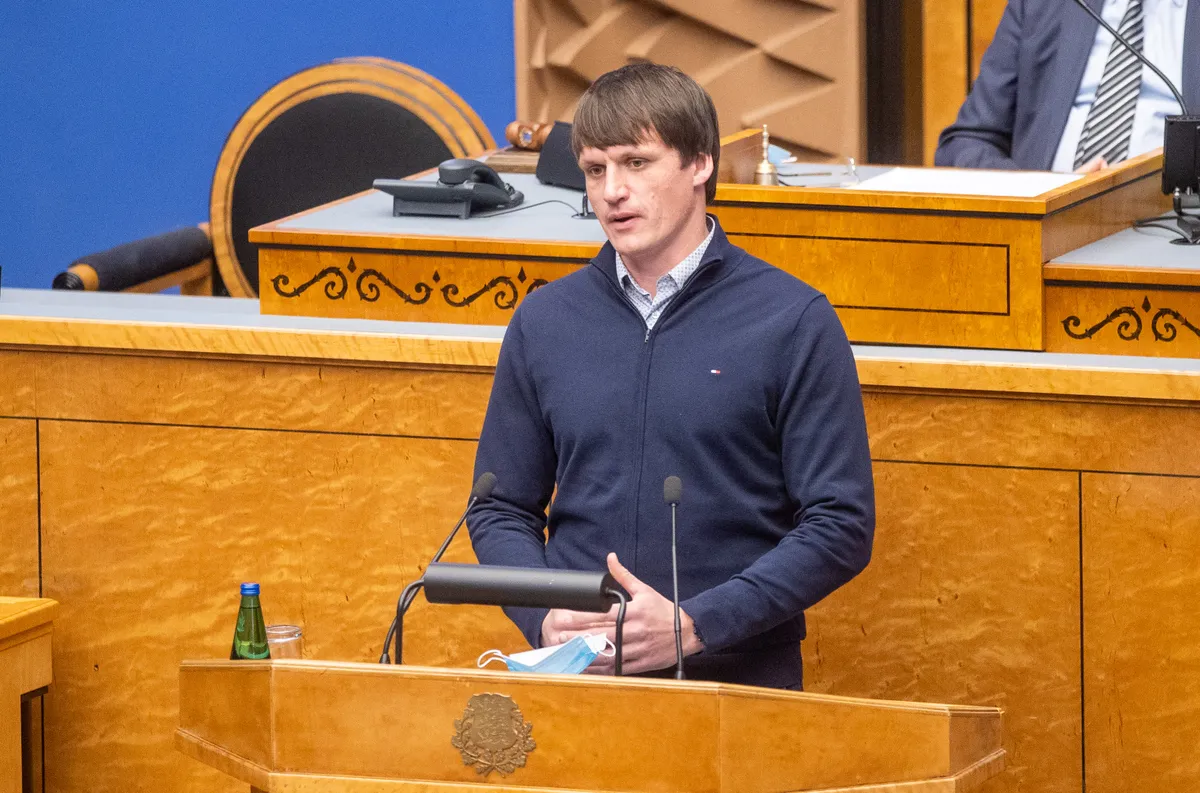 Olulise tähtsusega riikliku küsimuse «Estonia hukk – kas tõde tõuseb viimaks pinnale?» arutelu riigikogus. Pildil Ain-Alar Juhanson.