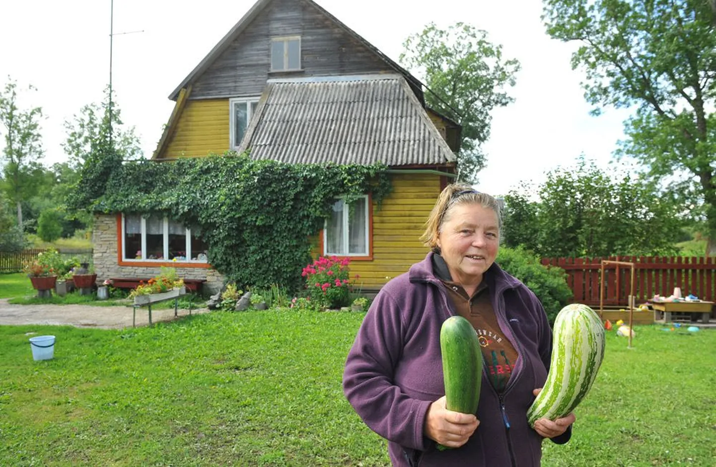 Prandi küla elust aktiivselt osa võttev Elle Russak oma koduõuel. Perenaine jagas lahkelt paar kabatšokki ka Postimehele.